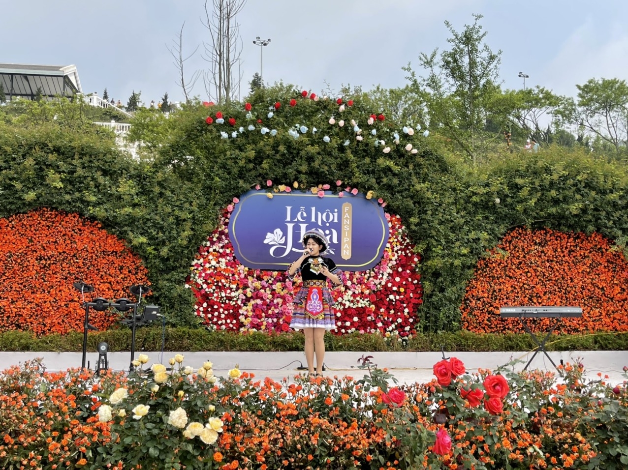 Chớm hè, ngắm hoa đỗ quyên rực rỡ trên dãy Hoàng Liên Sơn Chớm hè, ngắm hoa đỗ quyên rực rỡ trên dãy Hoàng Liên Sơn