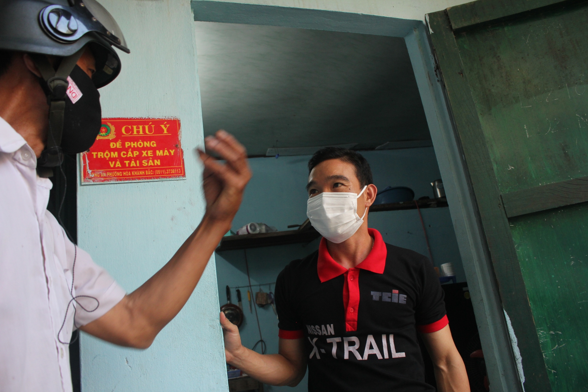 Người lao động ứng phó với “bão giá” mong chờ ngày lương tăng