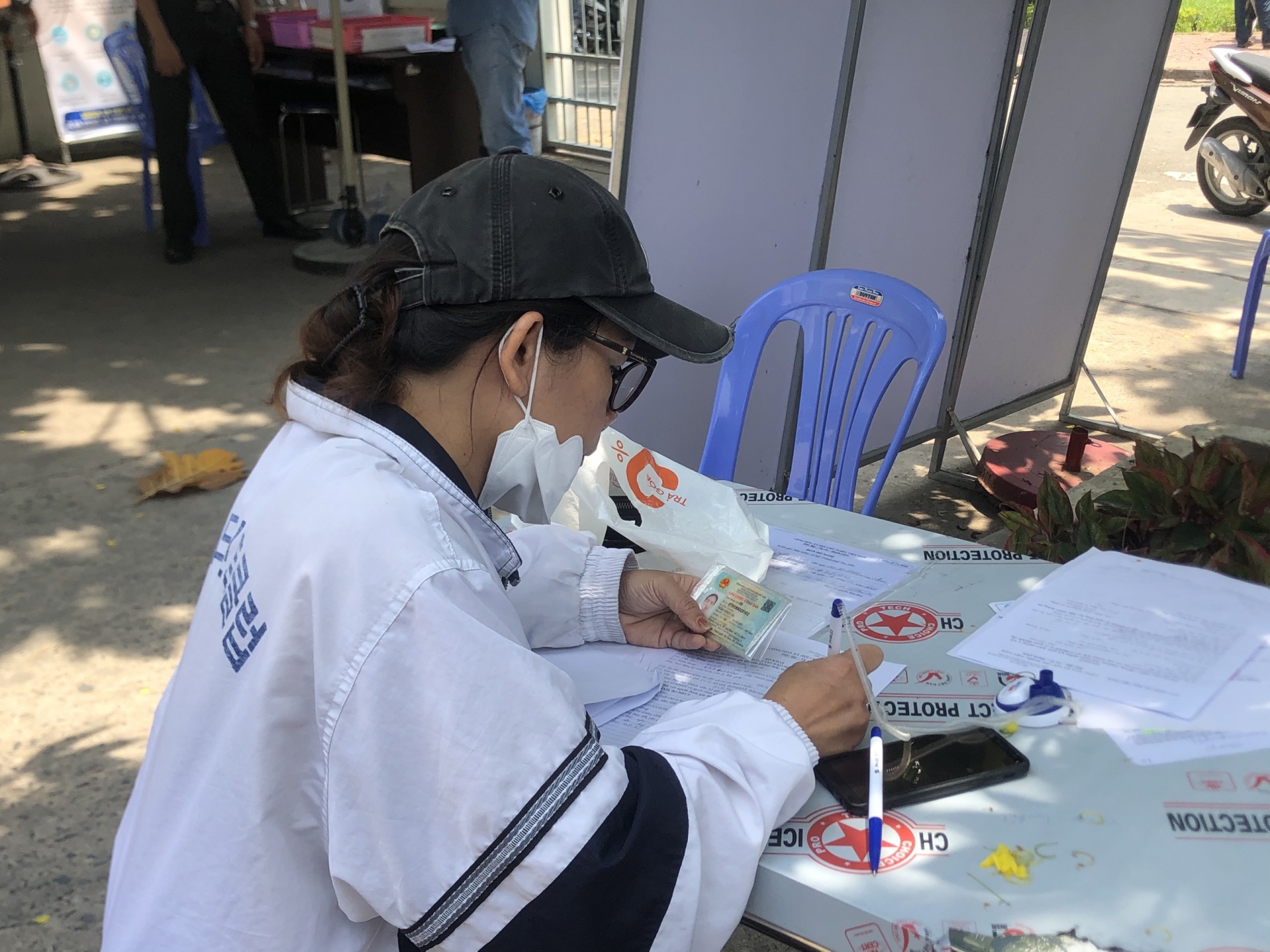 TP. HCM: Xếp hàng từ 5 giờ sáng để rút BHXH một lần TP. HCM: Xếp hàng từ 5 giờ sáng để rút BHXH một lần