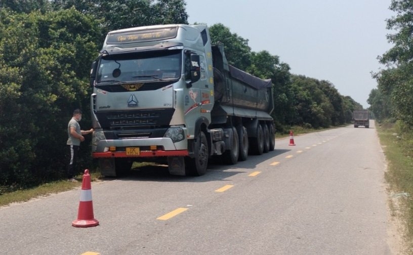 Quảng Trị: Xe có dấu hiệu quá khổ, quá tải lộng hành, có ai Quảng Trị: Xe có dấu hiệu quá khổ, quá tải lộng hành, có ai
