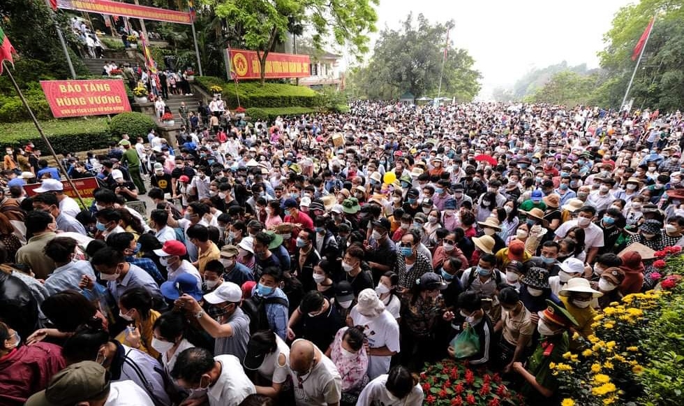 undefined Hàng trăm ngàn người hành hương và chỉ dấu phục hồi du lịch