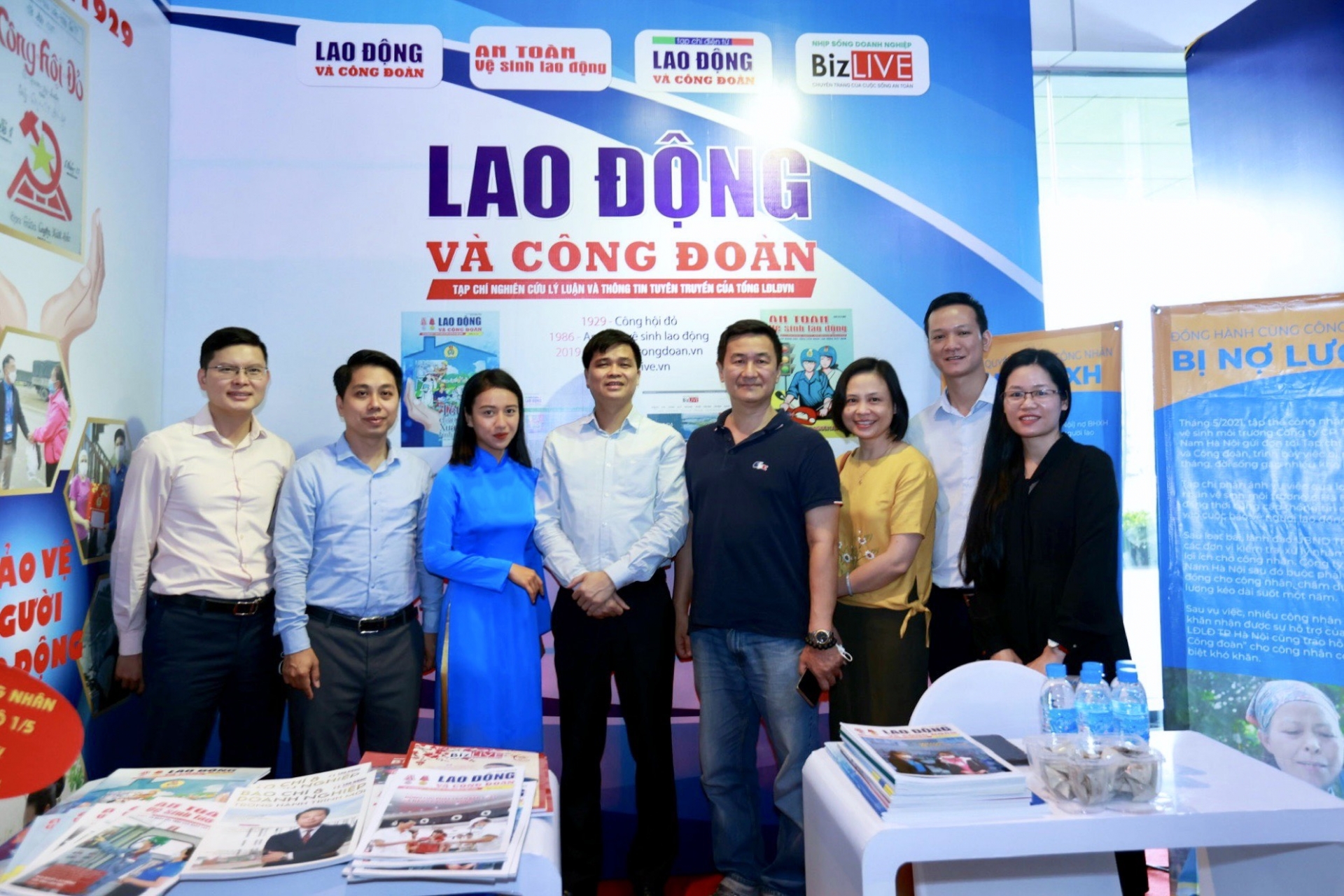 Đồng chí Ngọ Duy Hiểu chúc mừng gian trưng bày của Tạp chí Lao động và Công đoàn