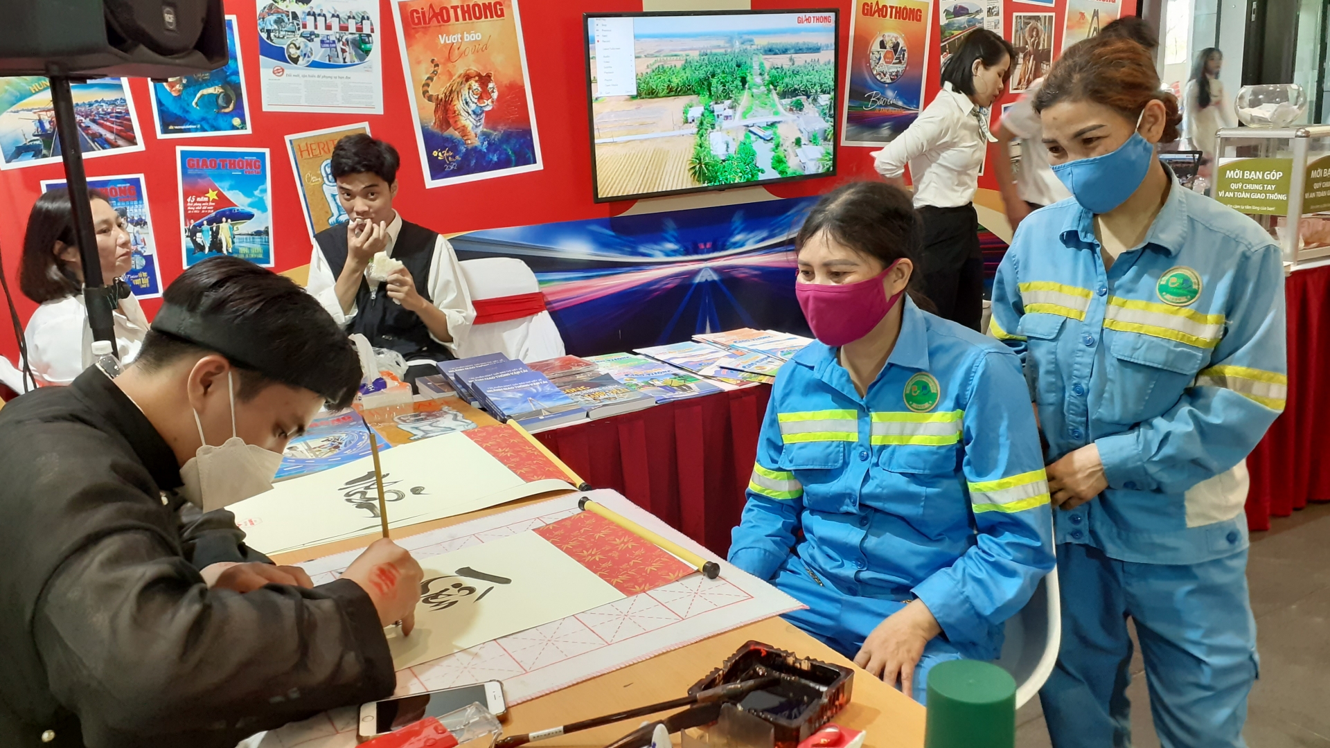 Chị Tình xin chữ “Tiền”