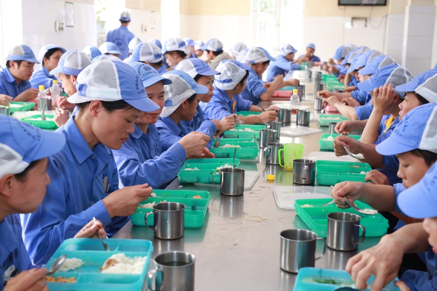 Bữa ăn ca của người lao động: Động lực phát triển sản xuất và nâng cao đời sống