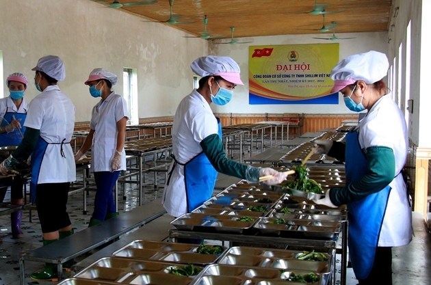 Bữa ăn ca của người lao động: Động lực phát triển sản xuất và nâng cao đời sống