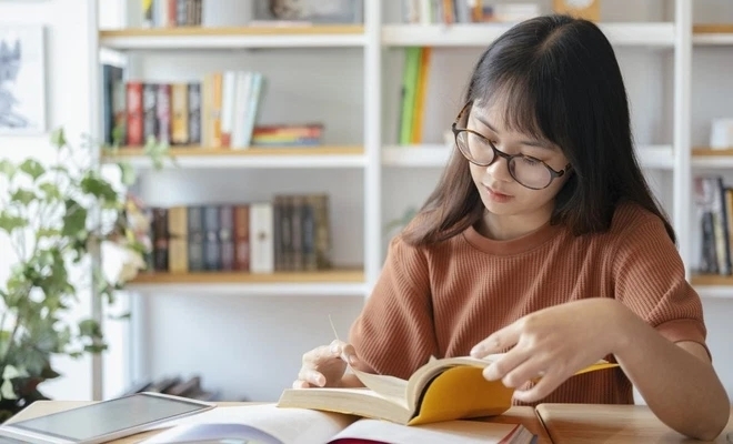 "Hôm nay anh đọc cuốn sách gì vậy?"