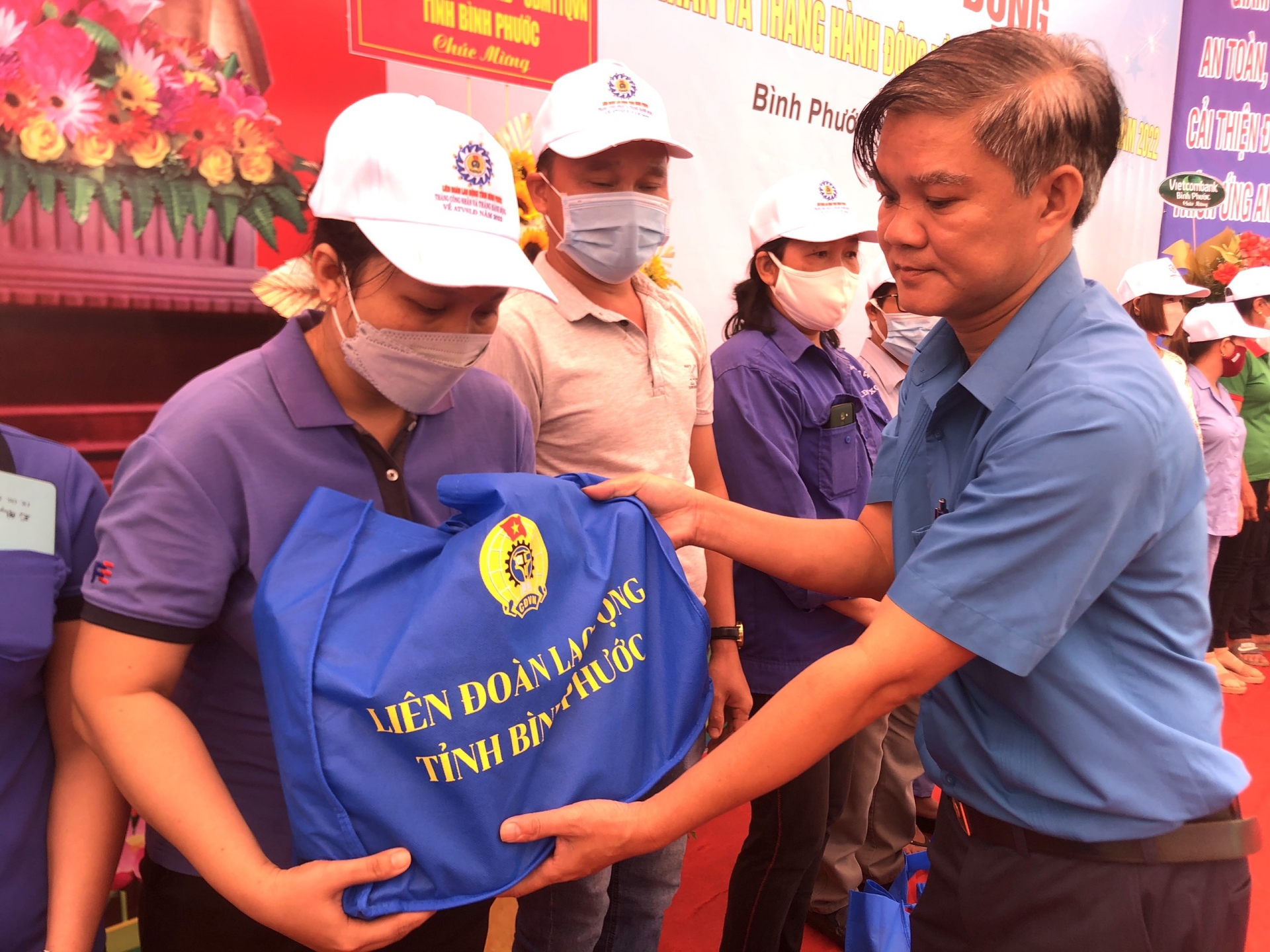 Công đoàn Bình Phước tập trung chăm lo cho đoàn viên, NLĐ trong Tháng Công nhân