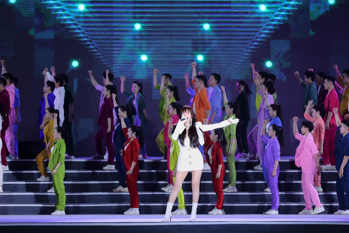 Hàng ngàn người tham dự đêm khai mạc Lễ hội Du lịch biển 2022 tại Sầm Sơn