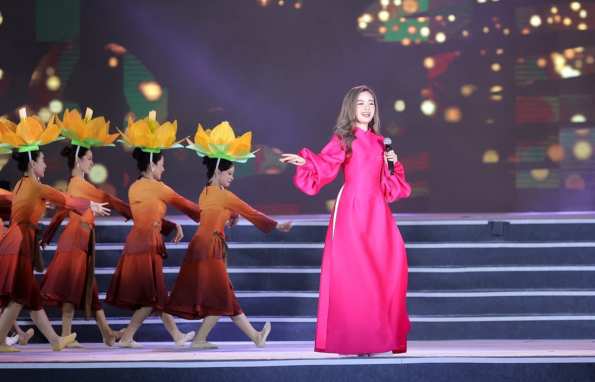 Hàng ngàn người tham dự đêm khai mạc Lễ hội Du lịch biển 2022 tại Sầm Sơn