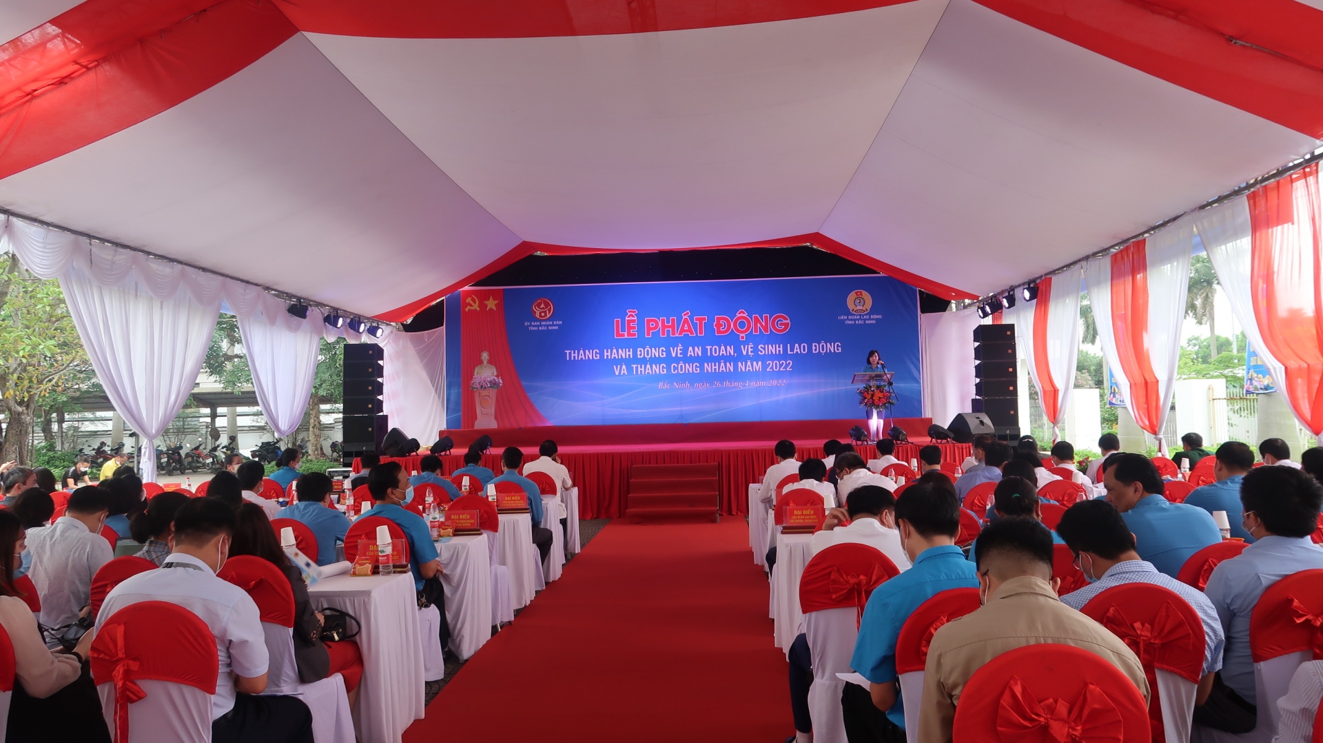 Tặng hơn 1.000 suất quà cho đoàn viên, người lao động có hoàn cảnh khó khăn Tặng hơn 1.000 suất quà cho đoàn viên, người lao động có hoàn cảnh khó khăn