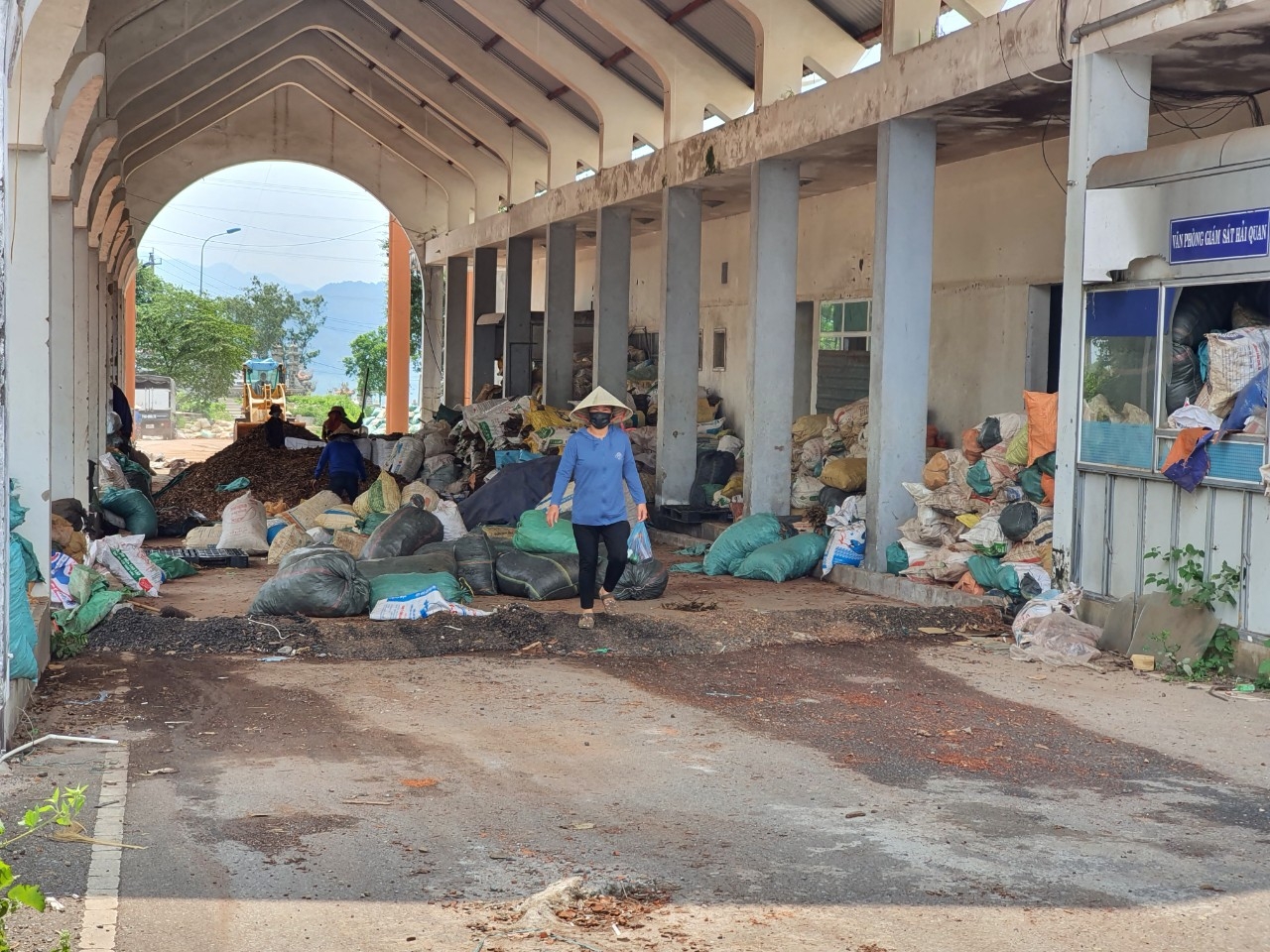 Giải tỏa cổng B Khu Kinh tế - Thương mại đặc biệt Lao Bảo: Tại sao không?