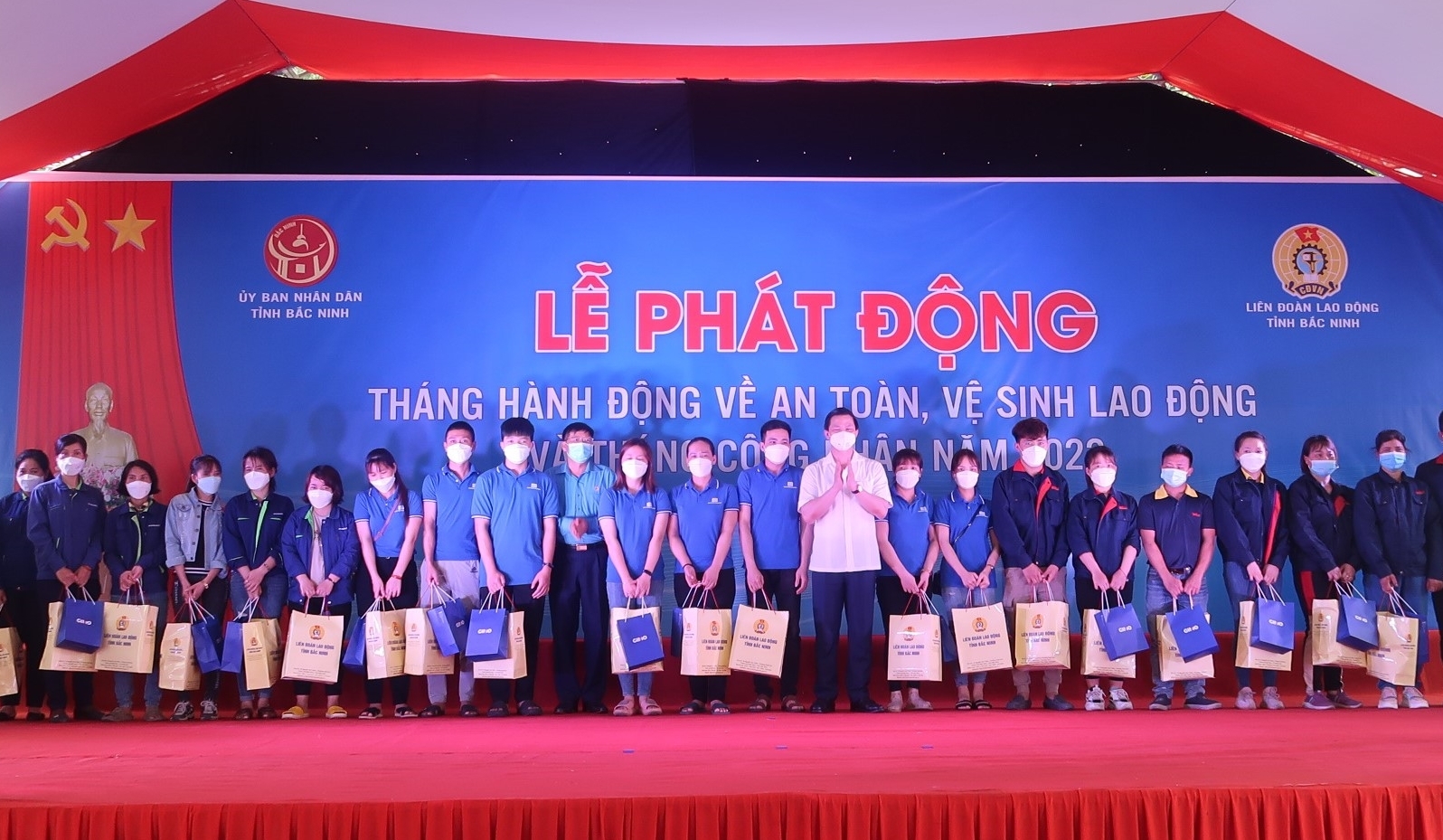 Tặng hơn 1.000 suất quà cho đoàn viên, người lao động có hoàn cảnh khó khăn Tặng hơn 1.000 suất quà cho đoàn viên, người lao động có hoàn cảnh khó khăn