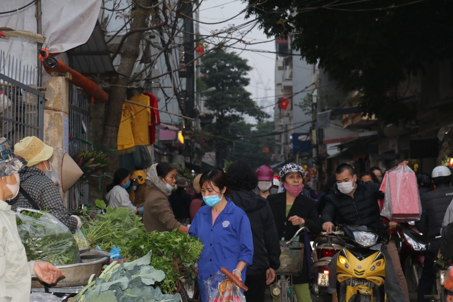 Tại sao lương công nhân không đủ sống?: Vòng luẩn quẩn tăng ca và cơn bão giá