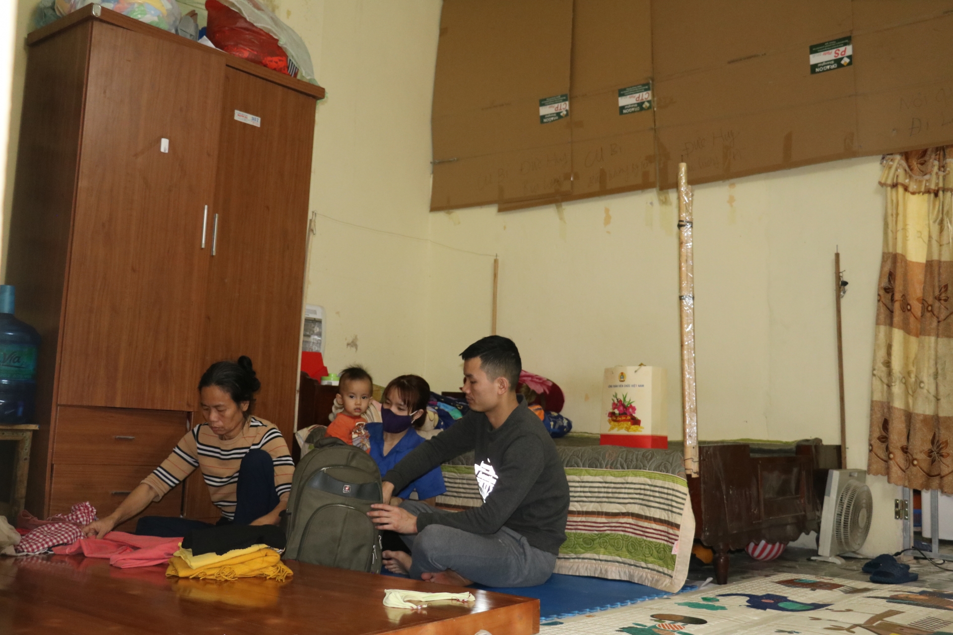 Tại sao lương công nhân không đủ sống?: Vòng luẩn quẩn tăng ca và cơn bão giá