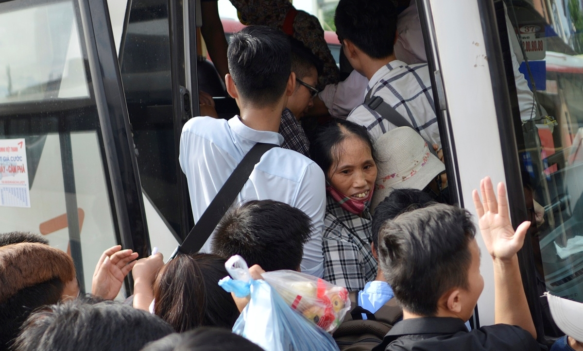 "Cháy" vé xe dịp 30/4: Chuyện cũ vẫn mới "Cháy" vé xe dịp 30/4: Chuyện cũ vẫn mới