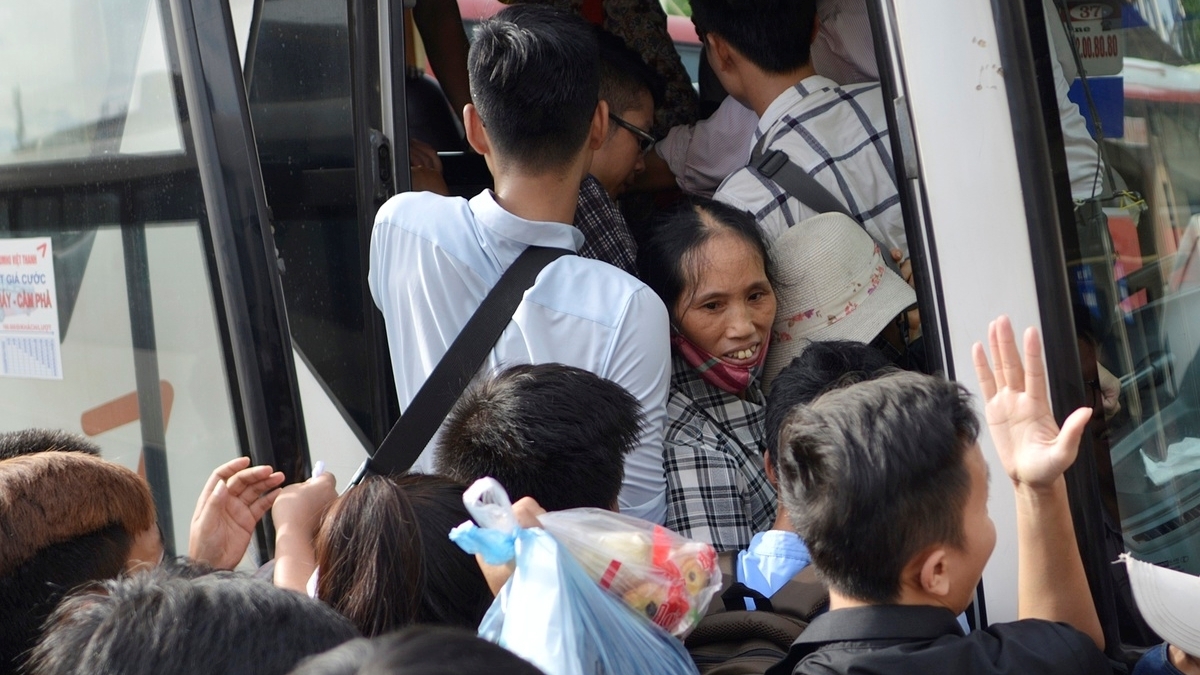 "Cháy" vé xe dịp 30/4: Chuyện cũ vẫn mới