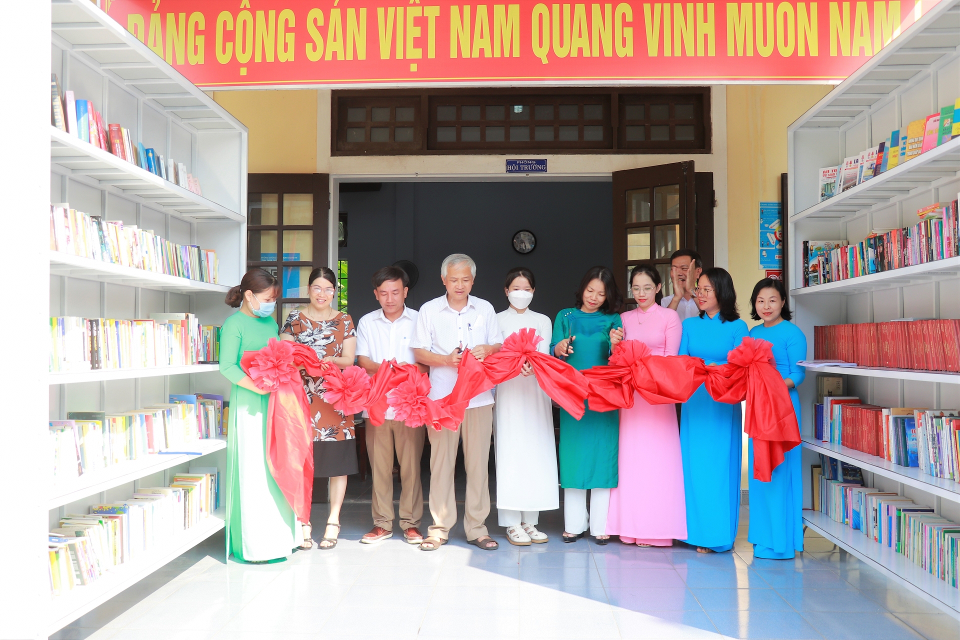 LĐLĐ Hương Trà: Khai trương Tủ sách Công đoàn