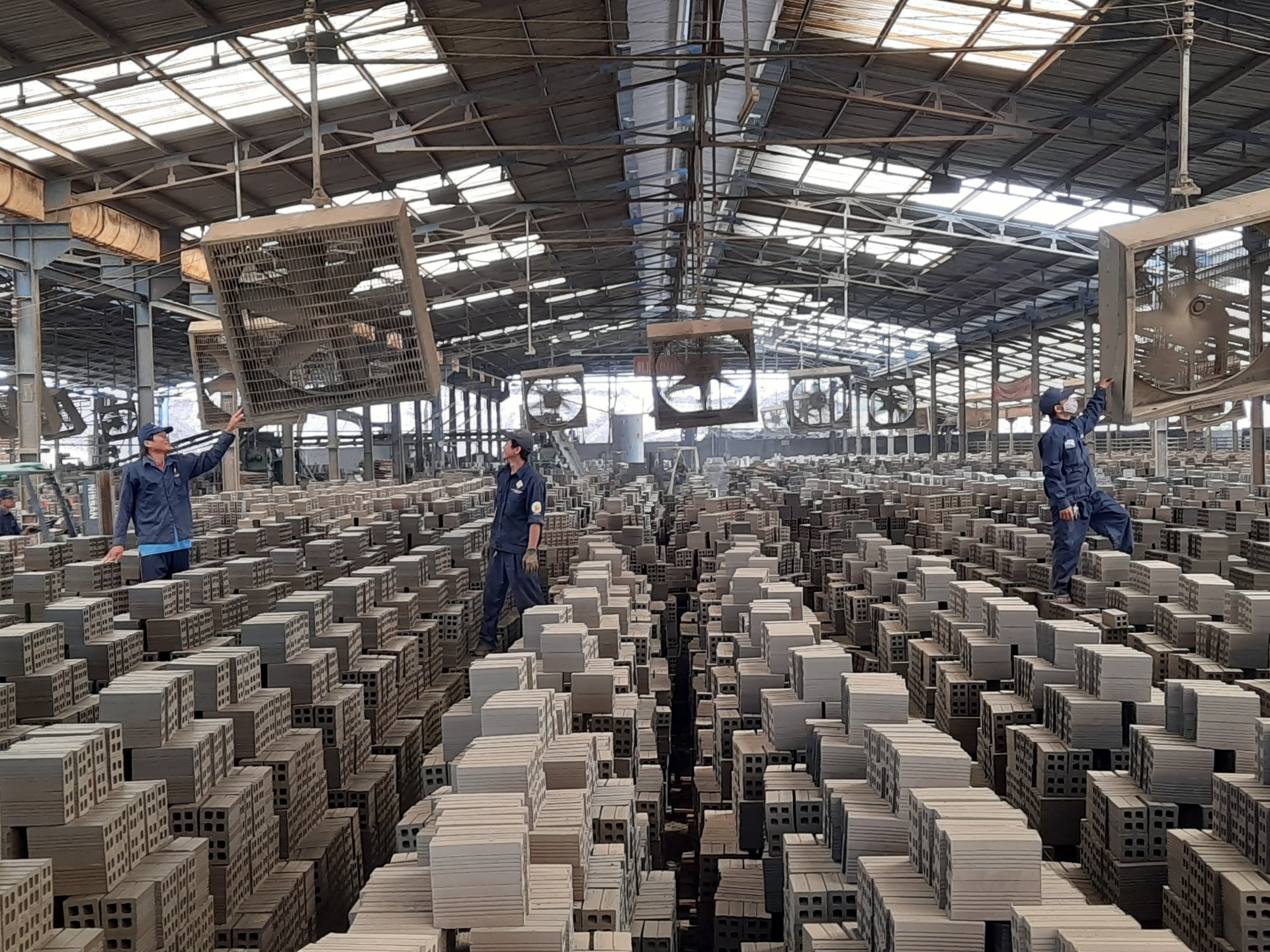 Một số việc nên làm để cải thiện điều kiện làm việc cho người lao động Một số việc nên làm để cải thiện điều kiện làm việc cho người lao động