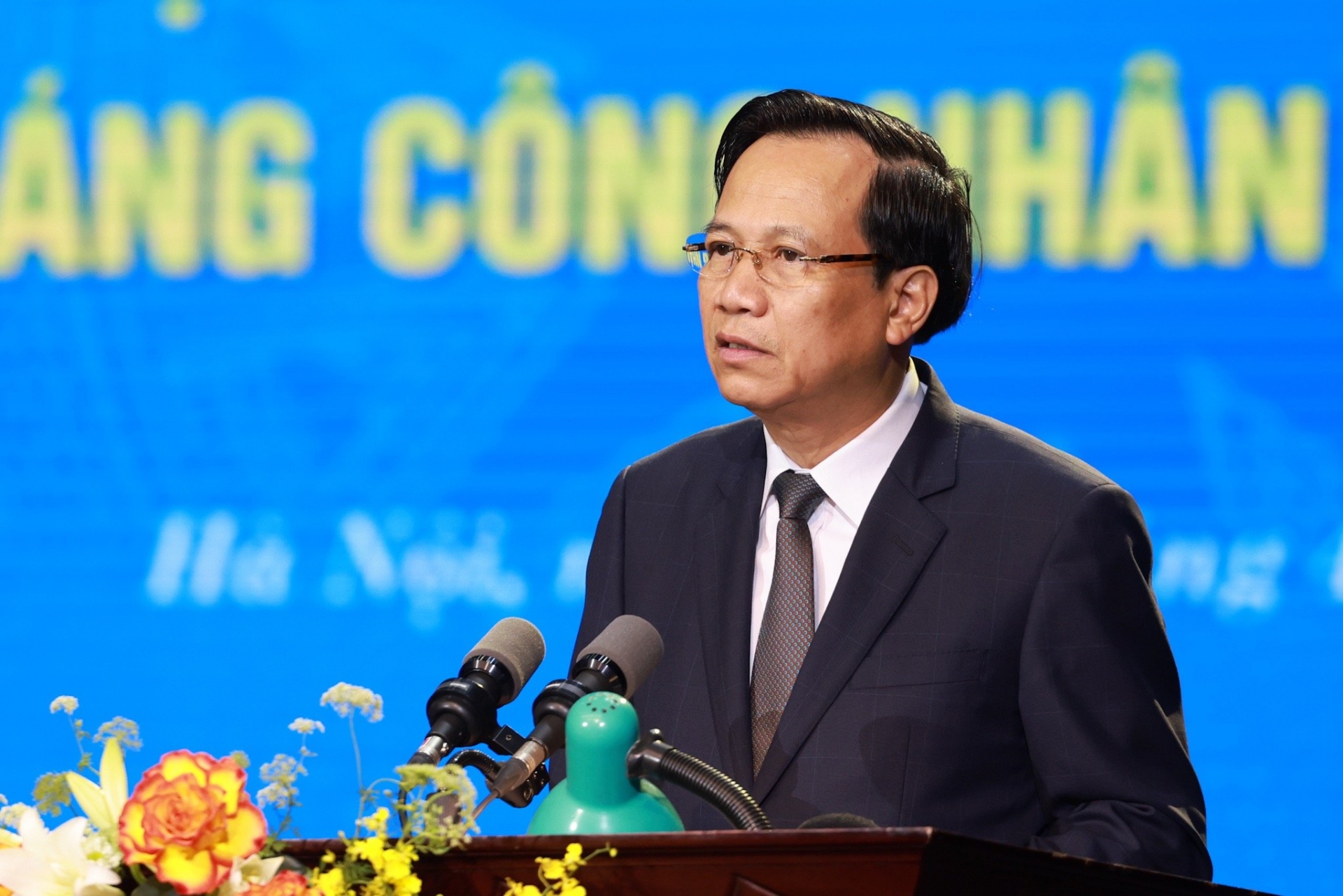 Phát triển kinh tế nhưng phải đảm bảo mọi người được làm việc trong điều kiện ATVSLĐ Phát triển kinh tế nhưng phải đảm bảo mọi người được làm việc trong điều kiện ATVSLĐ