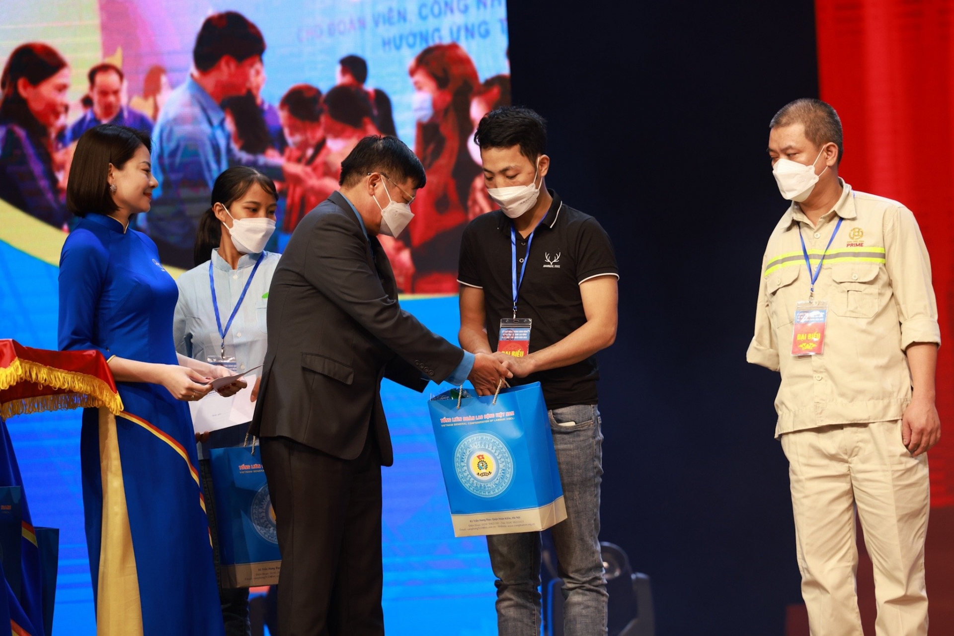 Phát triển kinh tế nhưng phải đảm bảo mọi người được làm việc trong điều kiện ATVSLĐ Phát triển kinh tế nhưng phải đảm bảo mọi người được làm việc trong điều kiện ATVSLĐ