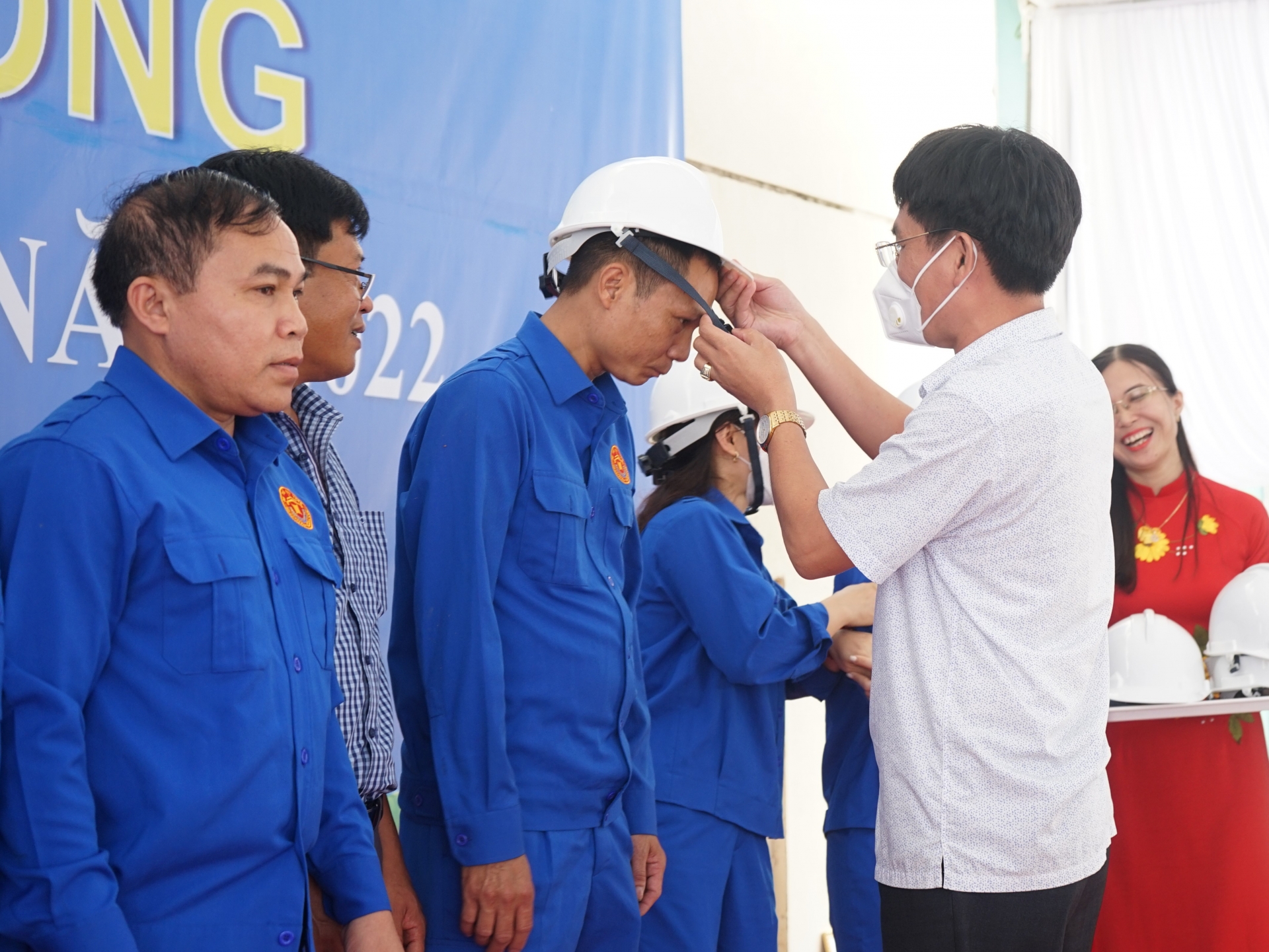 Công đoàn Viên chức Nghệ An phát động tháng Công nhân Người lao động hài lòng khi được tư vấn chế độ BHXH và chăm sóc sức khỏe hậu Covid-19