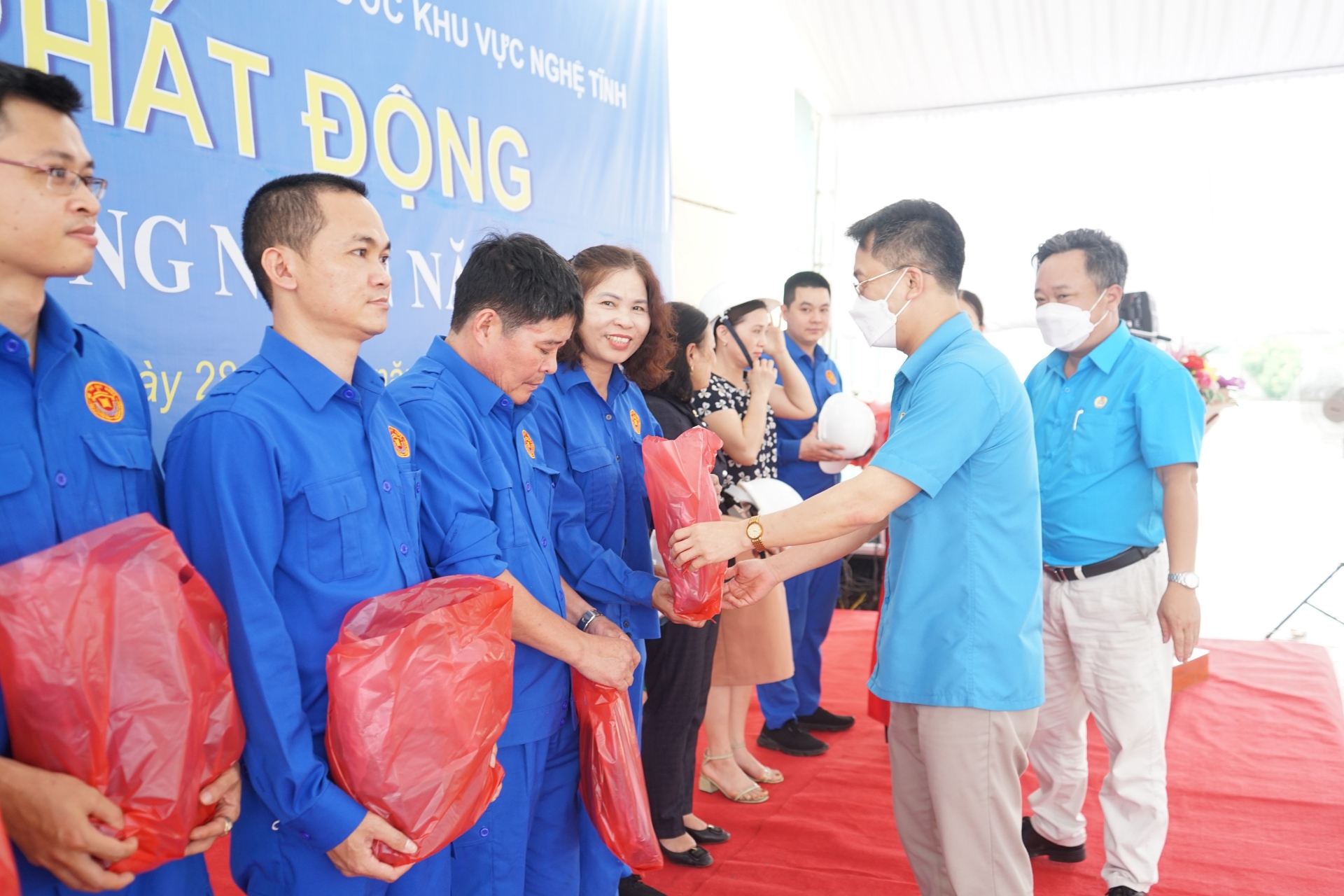 Công đoàn Viên chức Nghệ An phát động tháng Công nhân Người lao động hài lòng khi được tư vấn chế độ BHXH và chăm sóc sức khỏe hậu Covid-19