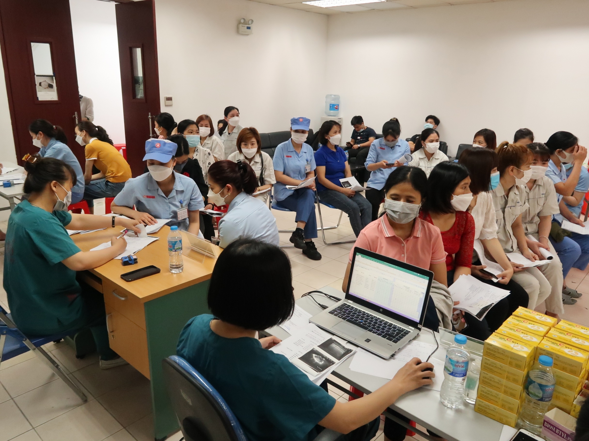 Khám bệnh miễn phí cho người lao động nhân dịp Tháng Công nhân