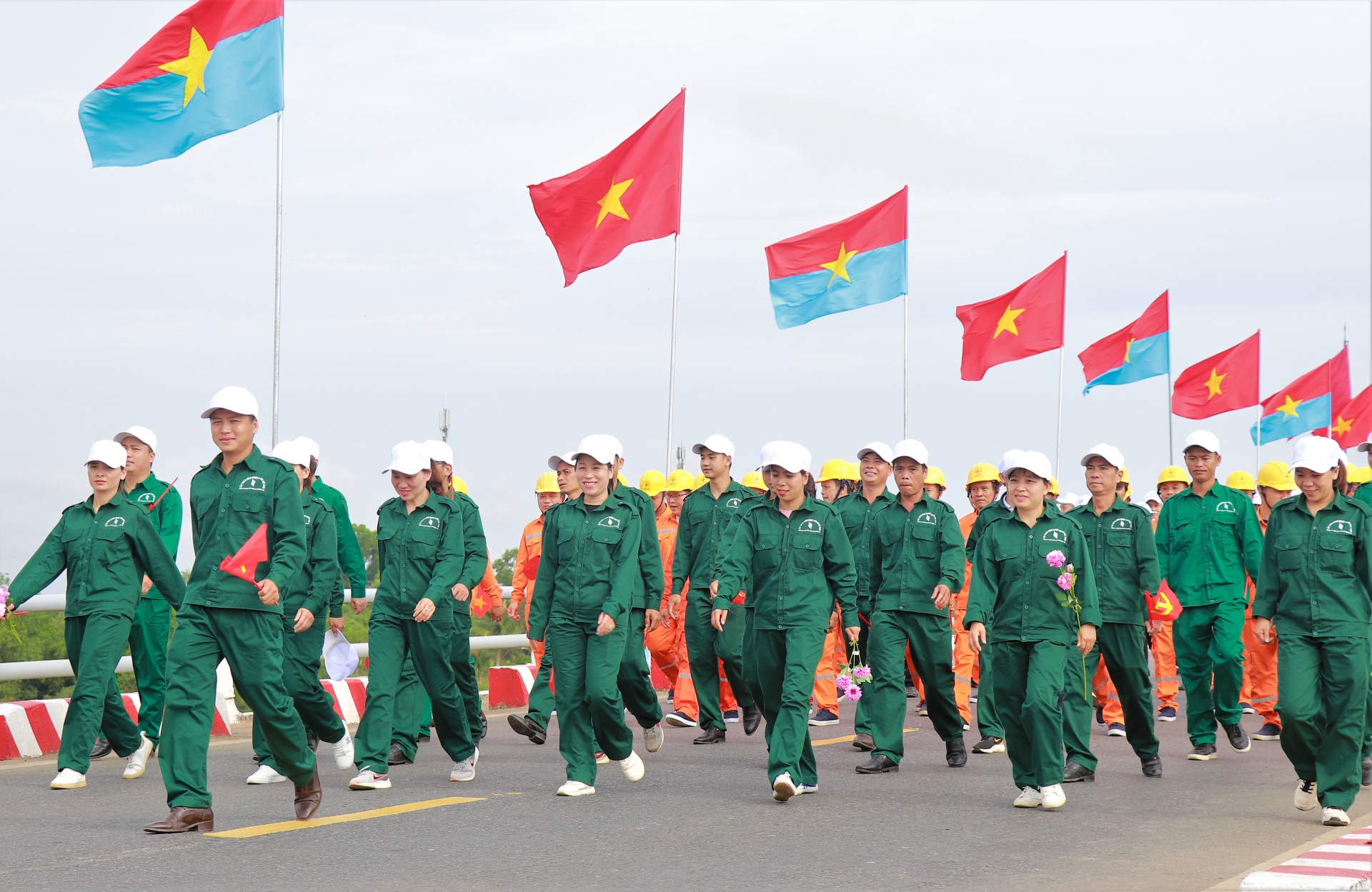 Hàng trăm CNVCLĐ Quảng Trị tham gia diễu hành tại Lễ thượng cờ “Thống nhất non sông”