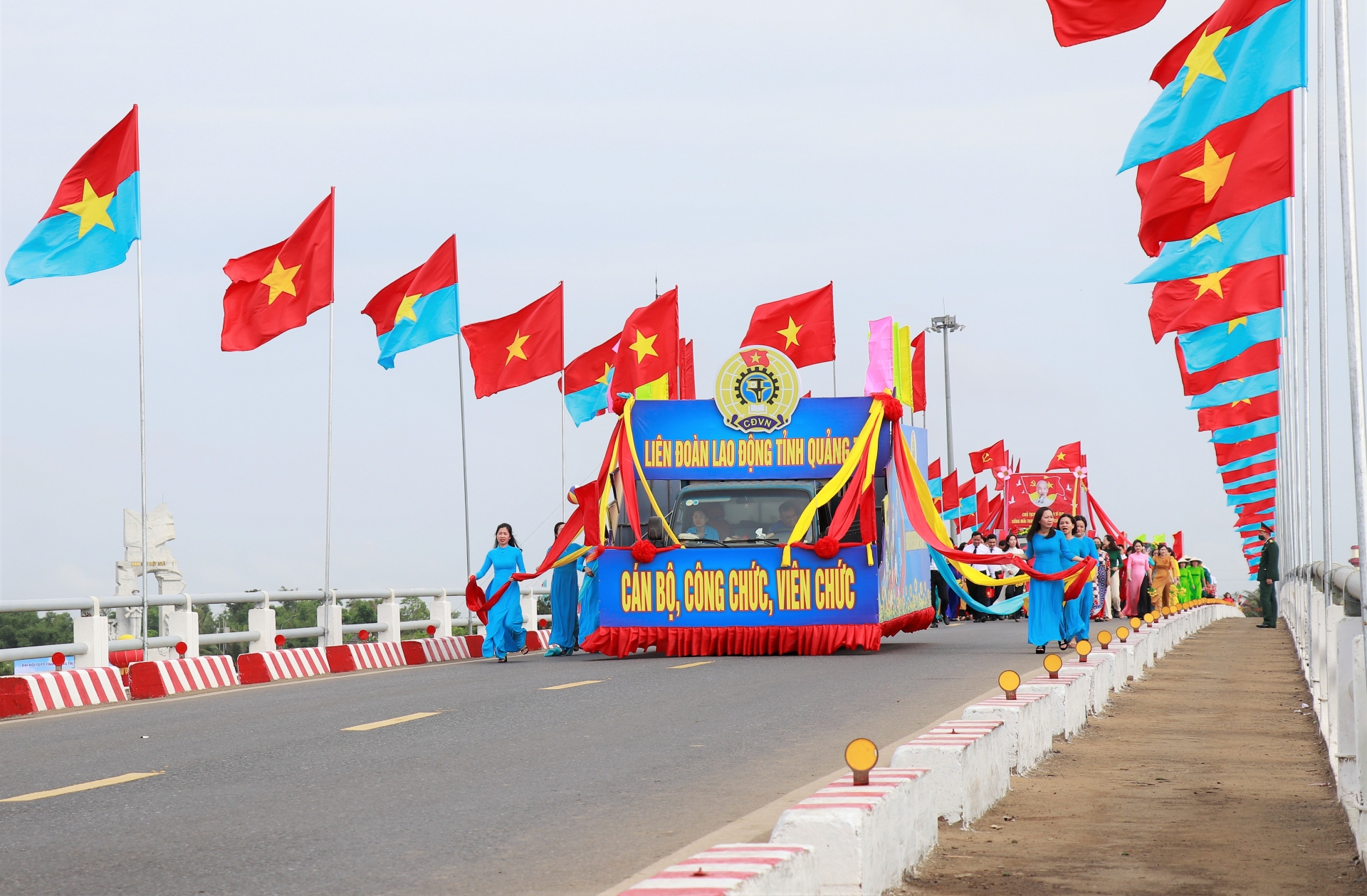 Hàng trăm CNVCLĐ Quảng Trị tham gia diễu hành tại Lễ thượng cờ “Thống nhất non sông”