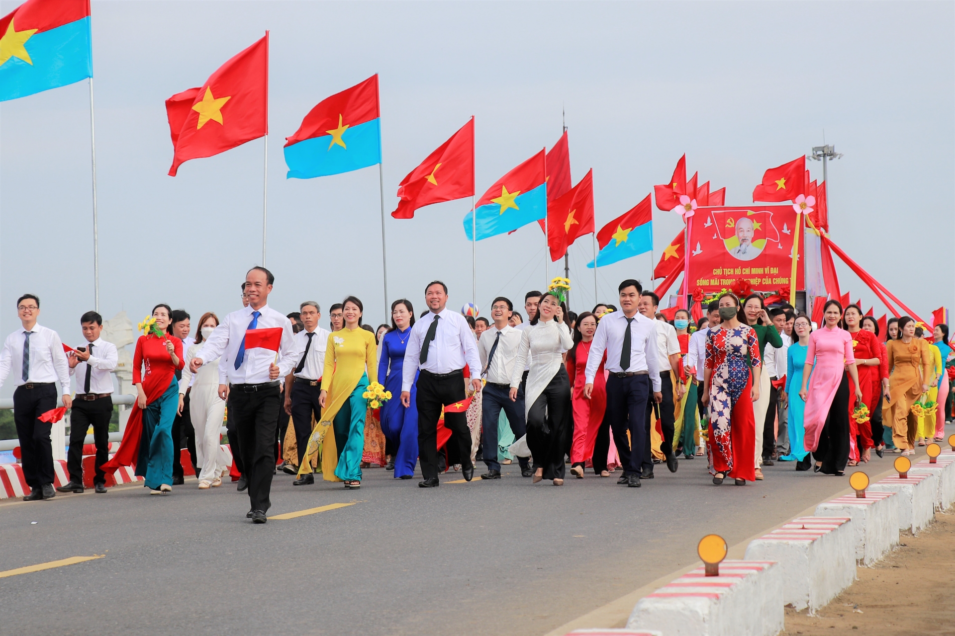 Hàng trăm CNVCLĐ Quảng Trị tham gia diễu hành tại Lễ thượng cờ “Thống nhất non sông”