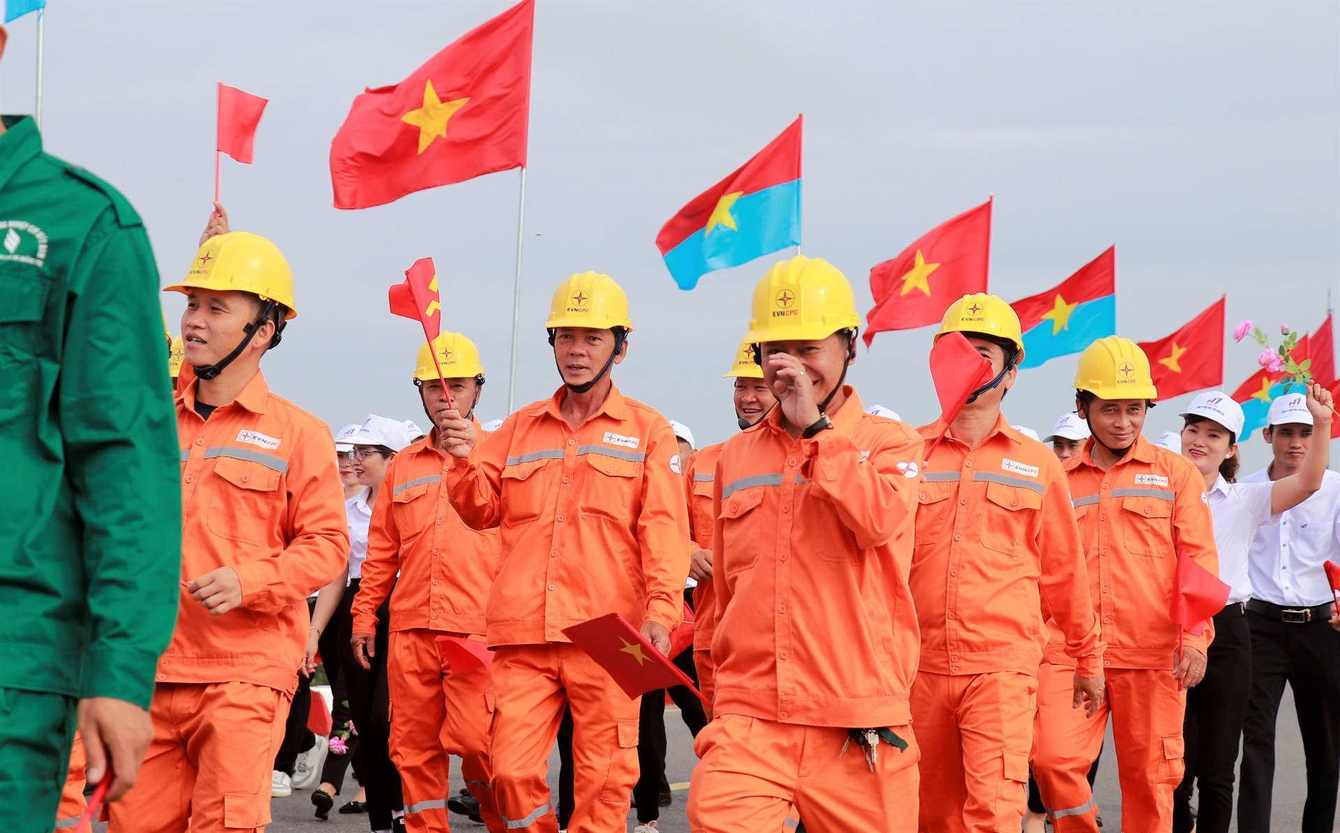 Hàng trăm CNVCLĐ Quảng Trị tham gia diễu hành tại Lễ thượng cờ “Thống nhất non sông”