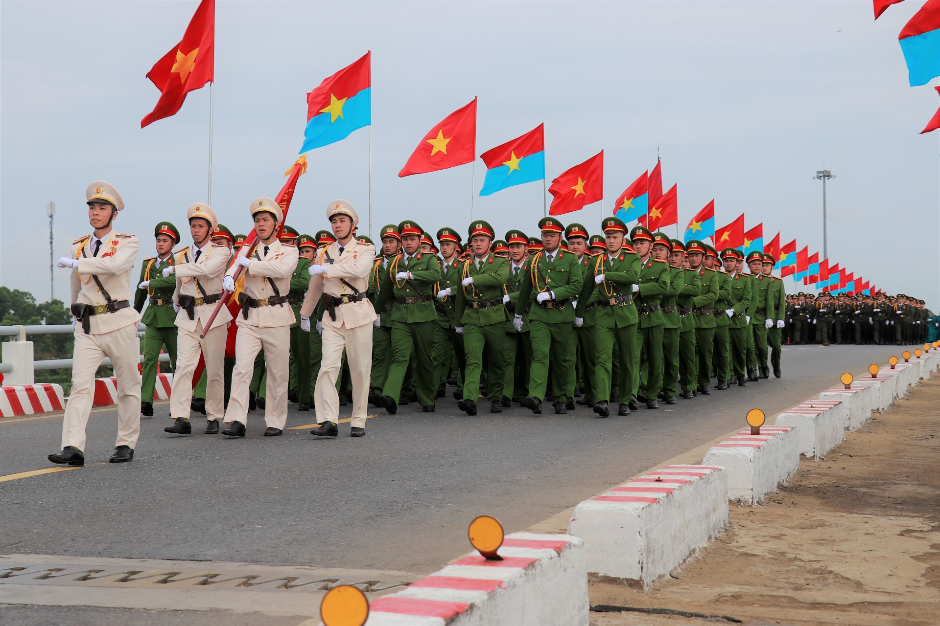 Hàng trăm CNVCLĐ Quảng Trị tham gia diễu hành tại Lễ thượng cờ “Thống nhất non sông”