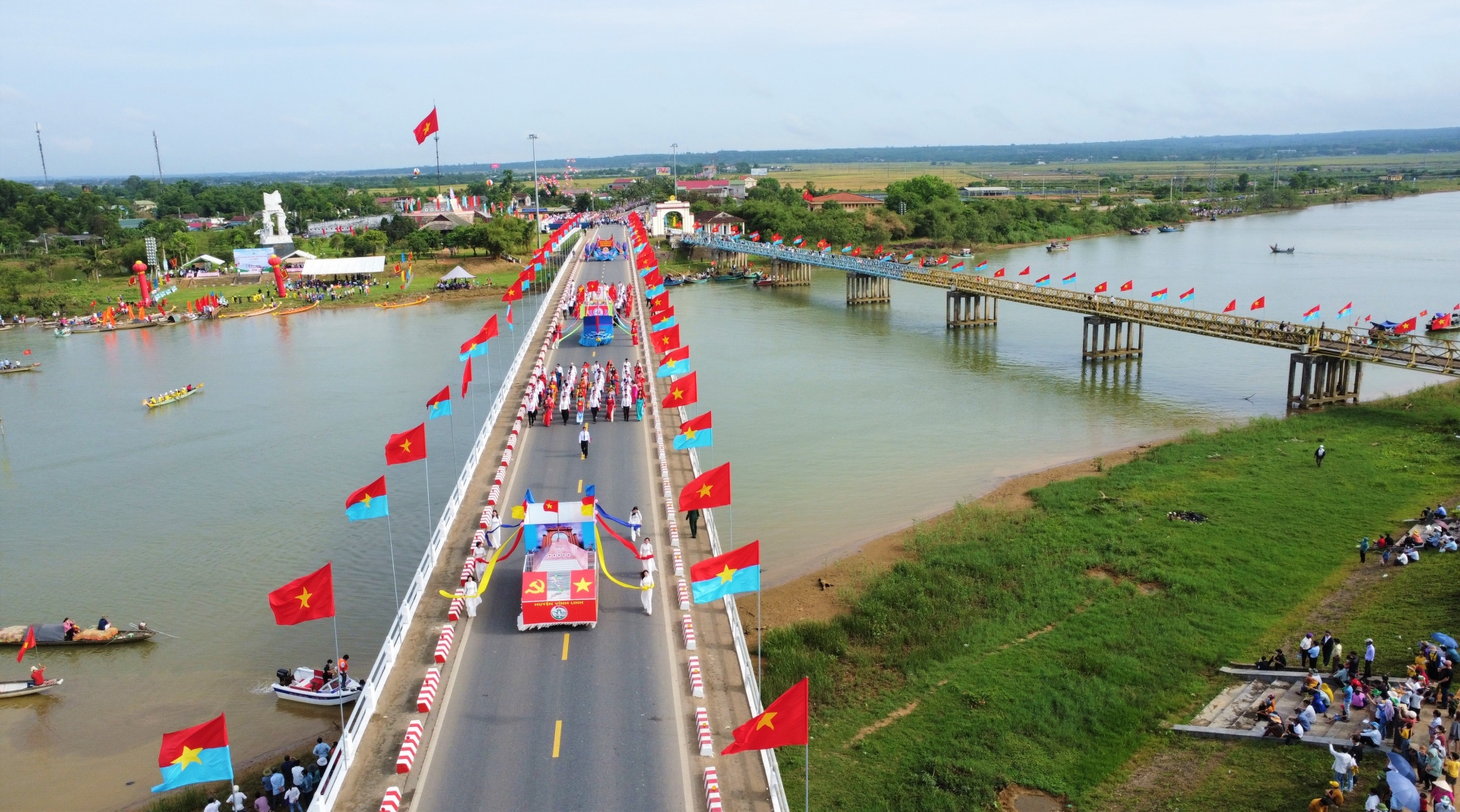 Hàng trăm CNVCLĐ Quảng Trị tham gia diễu hành tại Lễ thượng cờ “Thống nhất non sông”