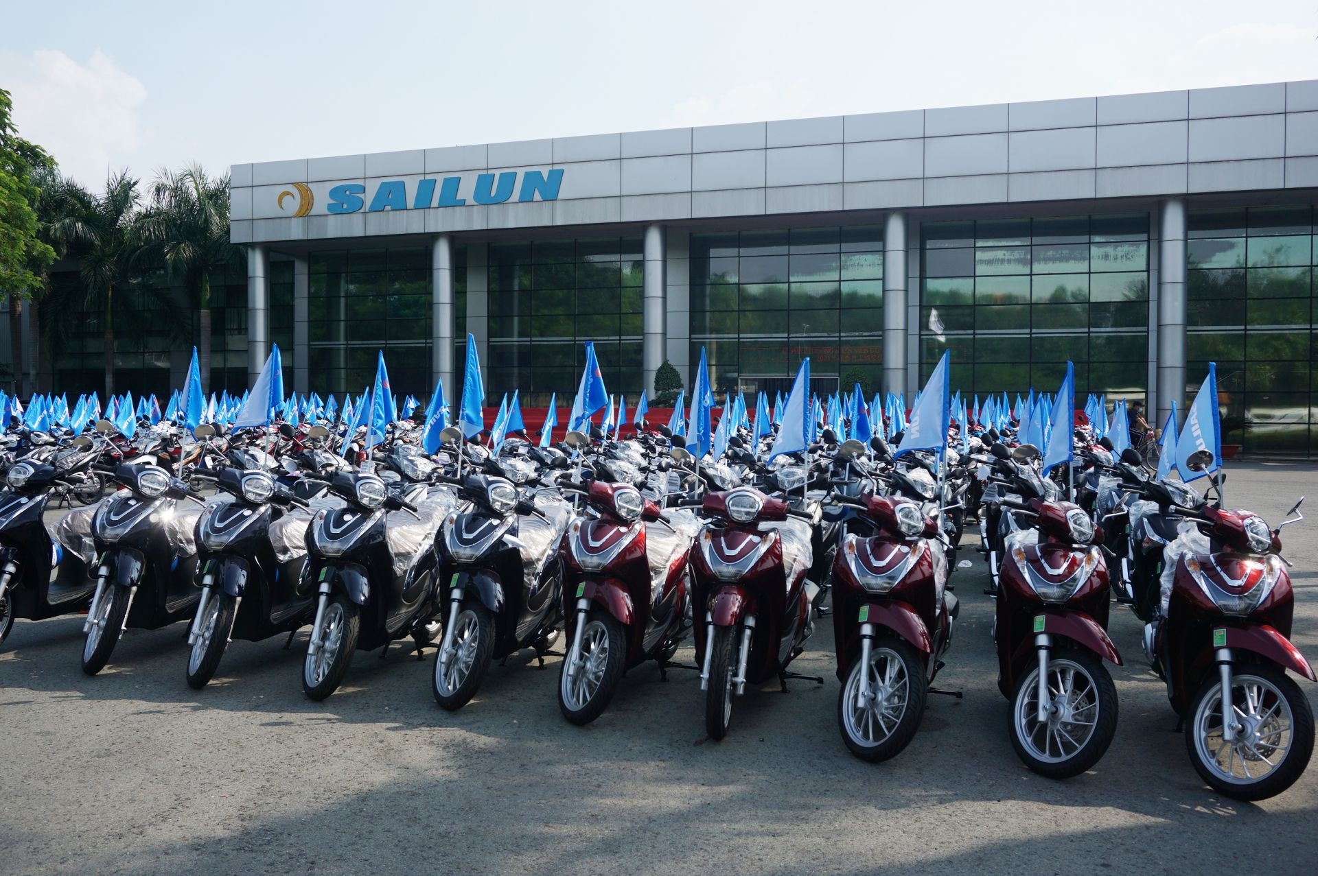 Công ty thưởng 200 xe máy cho 200 công nhân lao động ưu tú Công ty thưởng 200 xe máy cho 200 công nhân lao động ưu tú