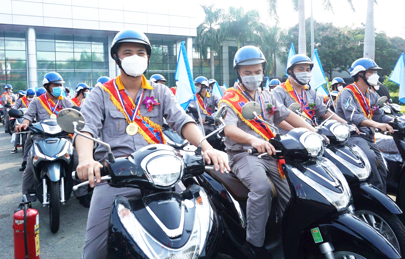 Công ty thưởng 200 xe máy cho 200 công nhân lao động ưu tú Công ty thưởng 200 xe máy cho 200 công nhân lao động ưu tú