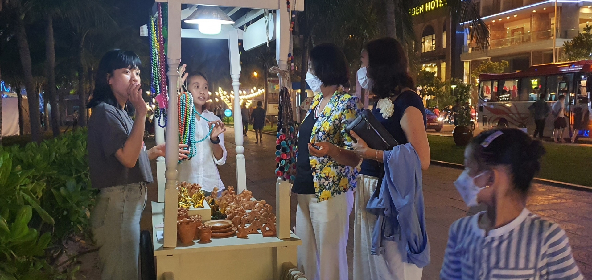 Du khách được "thưởng thức" bãi biển rực rỡ sắc màu tại Đà Nẵng Du khách được "thưởng thức" bãi biển rực rỡ sắc màu tại Đà Nẵng