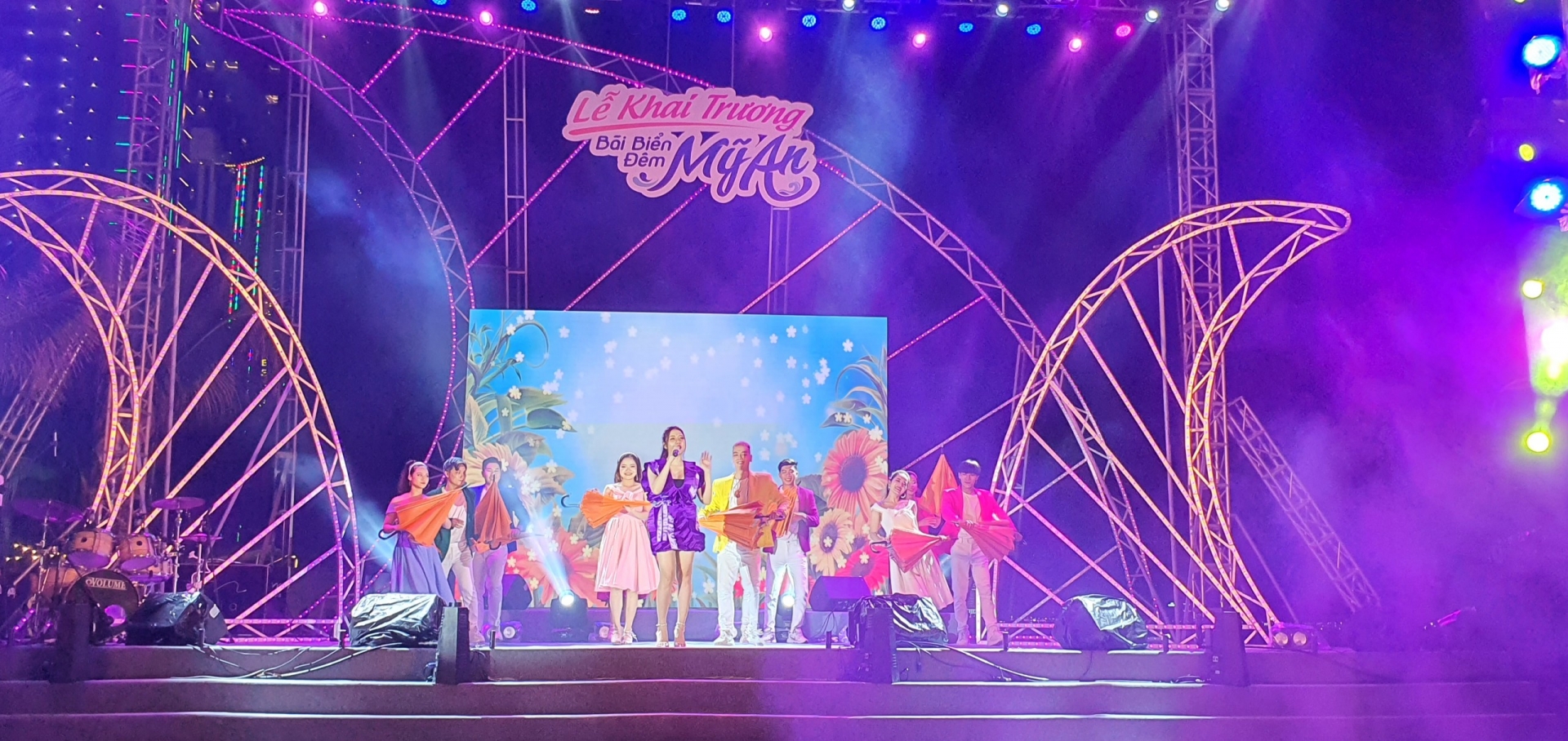 Du khách được "thưởng thức" bãi biển rực rỡ sắc màu tại Đà Nẵng Du khách được "thưởng thức" bãi biển rực rỡ sắc màu tại Đà Nẵng