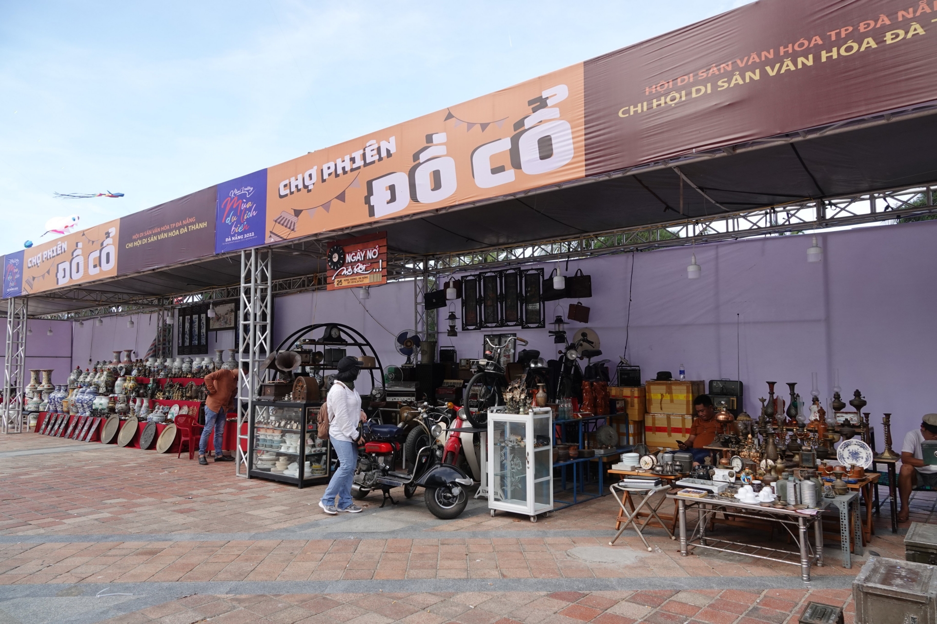 Du khách được "thưởng thức" bãi biển rực rỡ sắc màu tại Đà Nẵng Du khách được "thưởng thức" bãi biển rực rỡ sắc màu tại Đà Nẵng