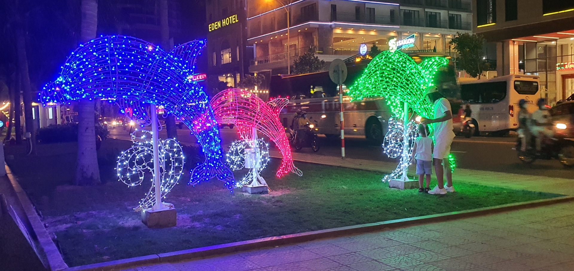 Du khách được "thưởng thức" bãi biển rực rỡ sắc màu tại Đà Nẵng Du khách được "thưởng thức" bãi biển rực rỡ sắc màu tại Đà Nẵng