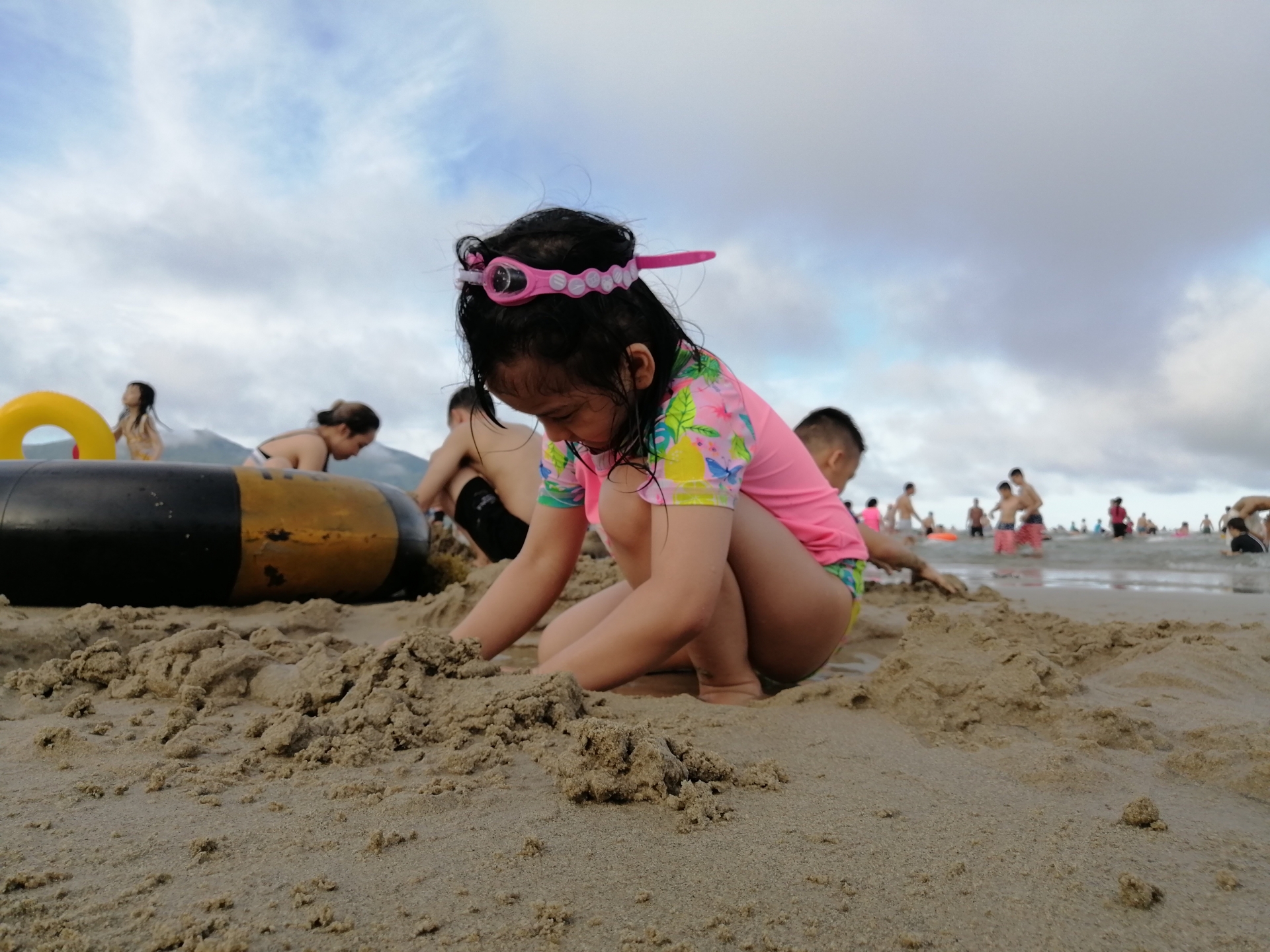 undefined Du khách được "thưởng thức" bãi biển rực rỡ sắc màu tại Đà Nẵng