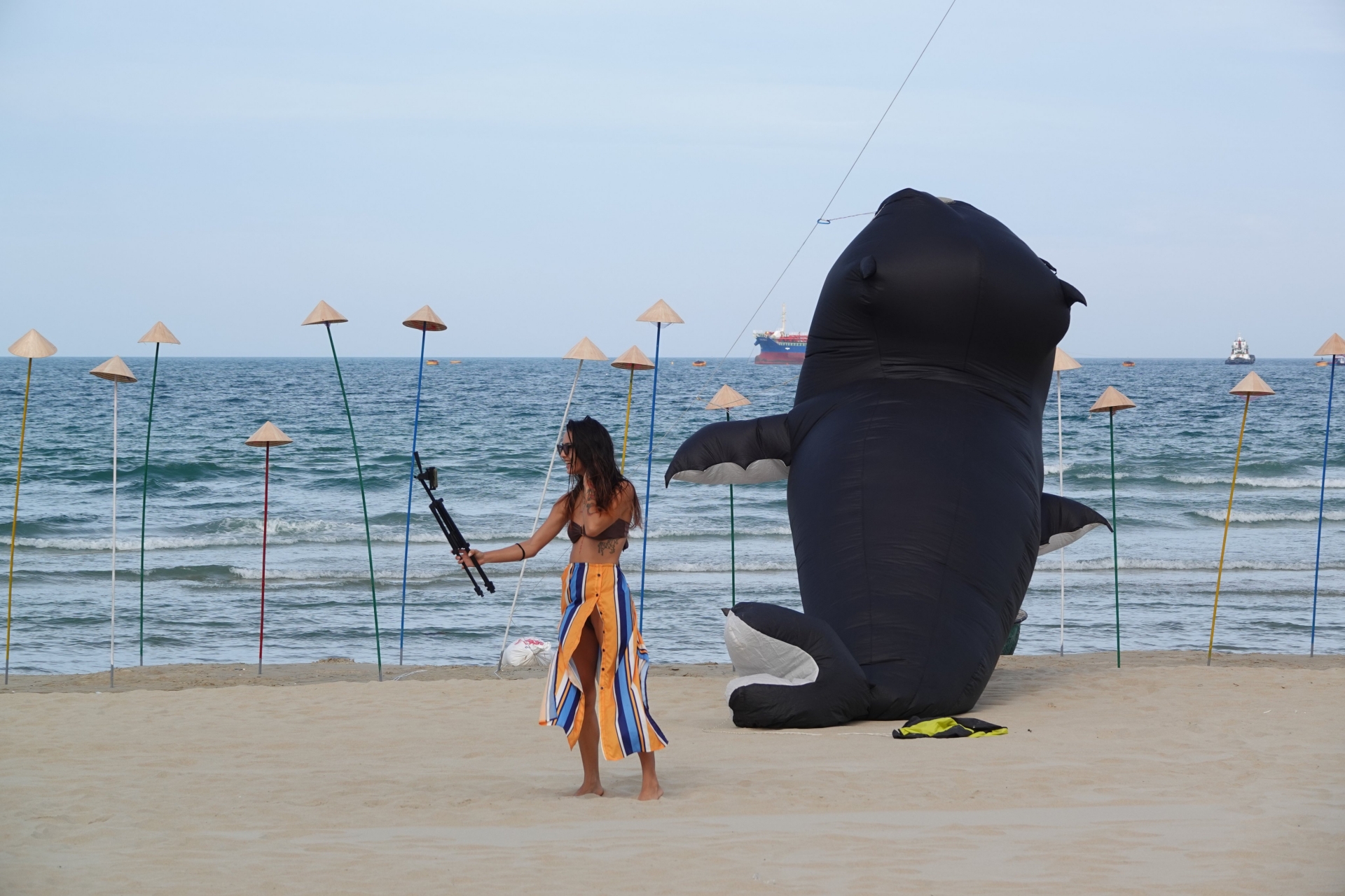 Du khách được "thưởng thức" bãi biển rực rỡ sắc màu tại Đà Nẵng Du khách được "thưởng thức" bãi biển rực rỡ sắc màu tại Đà Nẵng