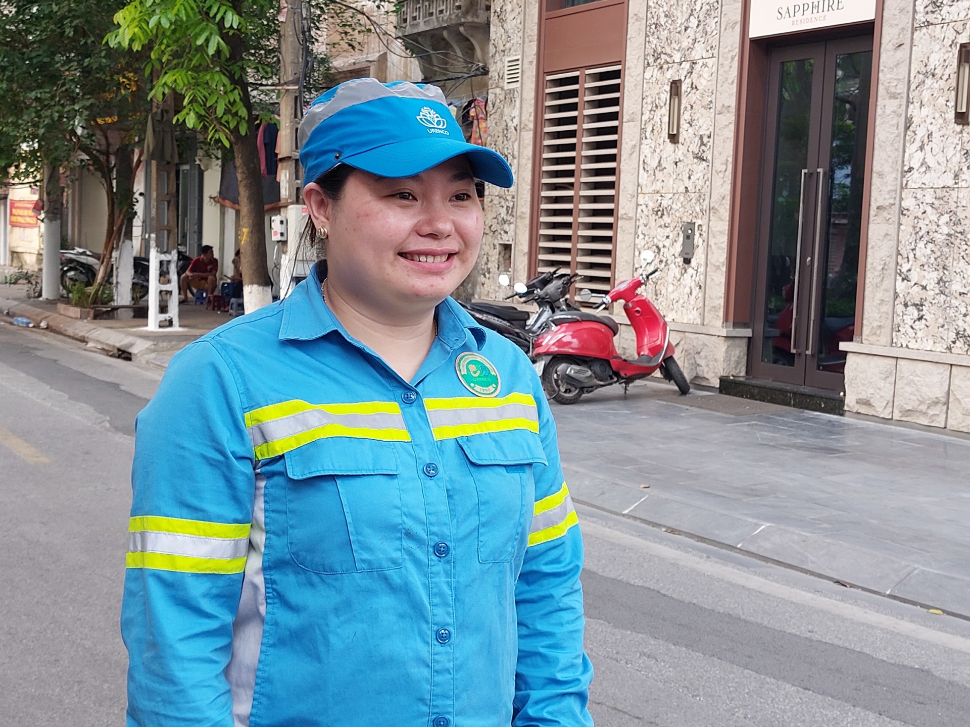 Nữ công nhân môi trường tận tâm với nghề