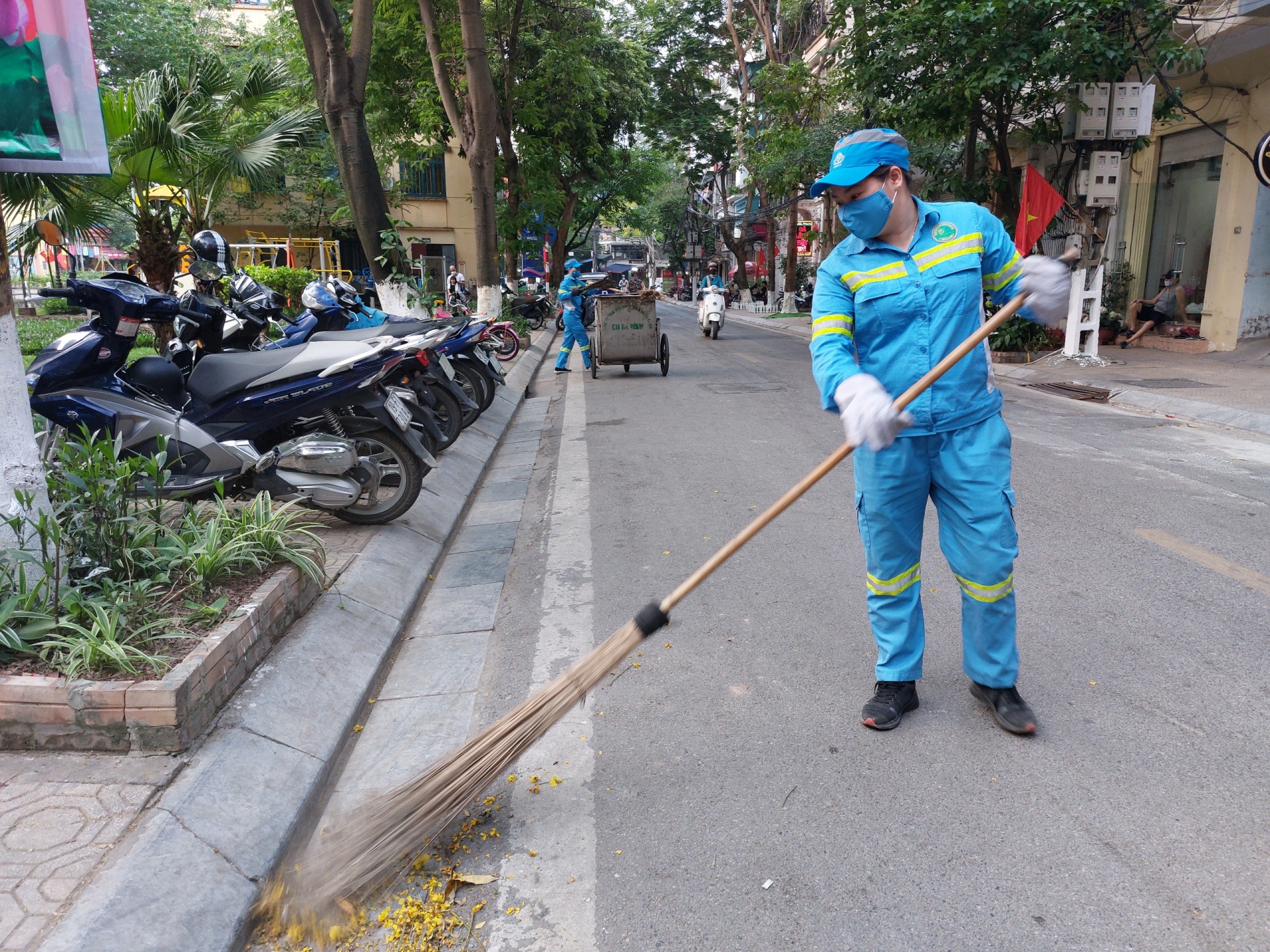 Nữ công nhân môi trường tận tâm với nghề