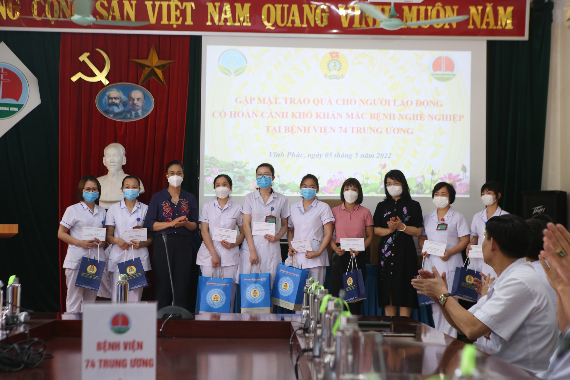 Trao quà cho người lao động mắc bệnh nghề nghiệp có hoàn cảnh khó khăn