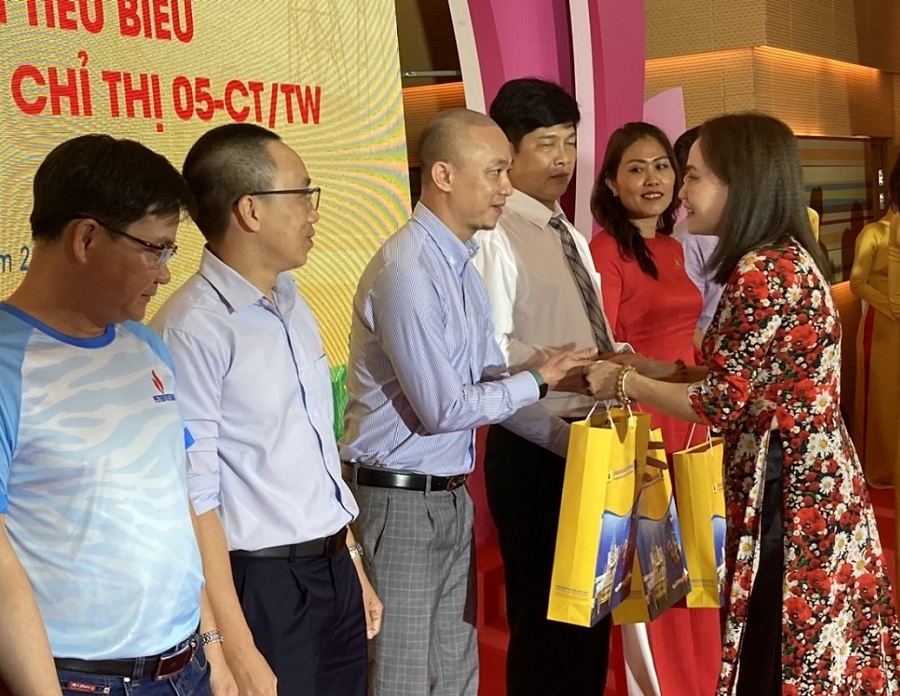 Công đoàn Dầu khí Việt Nam: Tôn vinh, hỗ trợ đoàn viên khó khăn trong Tháng công nhân Công đoàn Dầu khí Việt Nam: Tôn vinh, hỗ trợ đoàn viên khó khăn trong Tháng công nhân