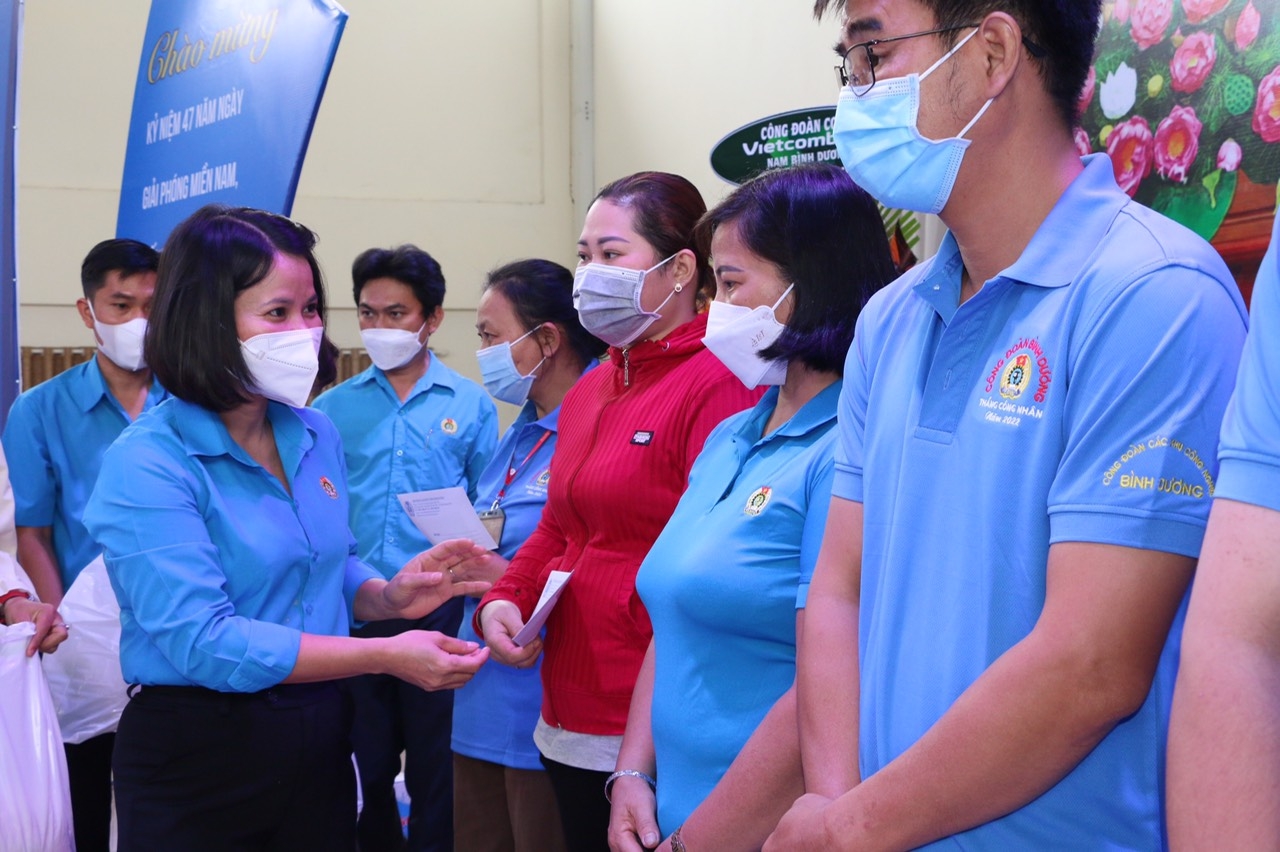 LĐLĐ tỉnh Bình Dương tổ chức phiên chợ bán hàng giá gốc, giá ưu đãi cho CNLĐ