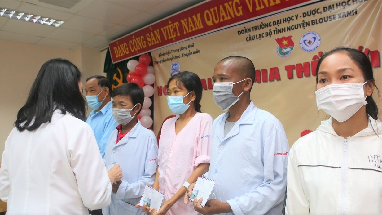 Công đoàn Bệnh viện T.Ư Huế thăm hỏi, tặng quà cho các bệnh nhân thalassemia