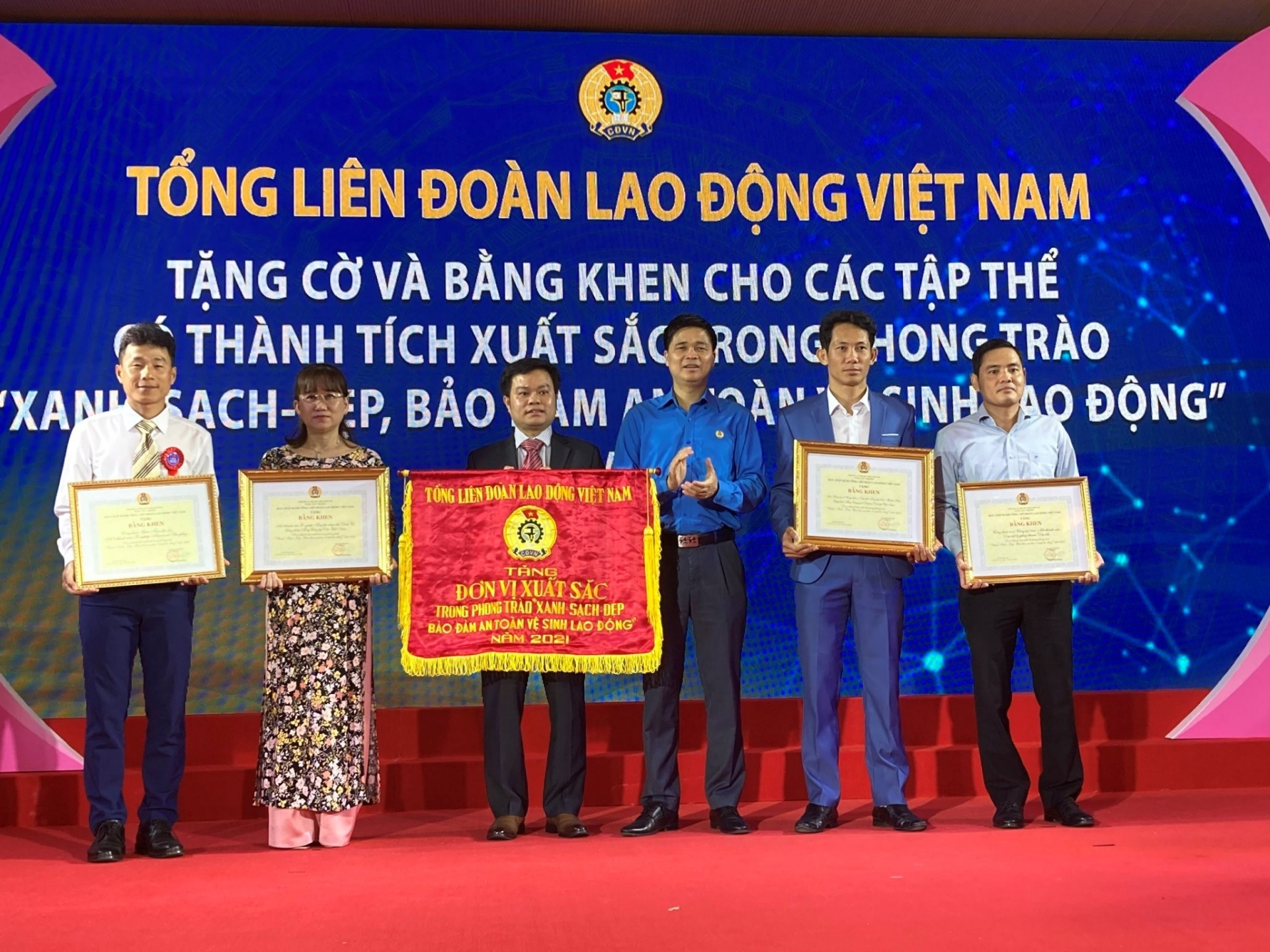 Công đoàn Dầu khí Việt Nam: Tôn vinh, hỗ trợ đoàn viên khó khăn trong Tháng công nhân Công đoàn Dầu khí Việt Nam: Tôn vinh, hỗ trợ đoàn viên khó khăn trong Tháng công nhân