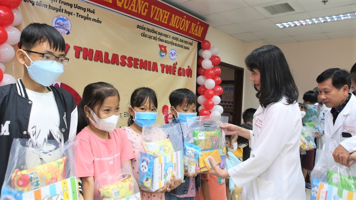 Công đoàn Bệnh viện T.Ư Huế thăm hỏi, tặng quà cho các bệnh nhân thalassemia