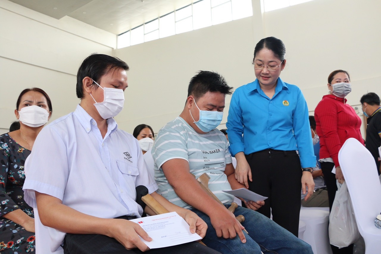 LĐLĐ tỉnh Bình Dương tổ chức phiên chợ bán hàng giá gốc, giá ưu đãi cho CNLĐ